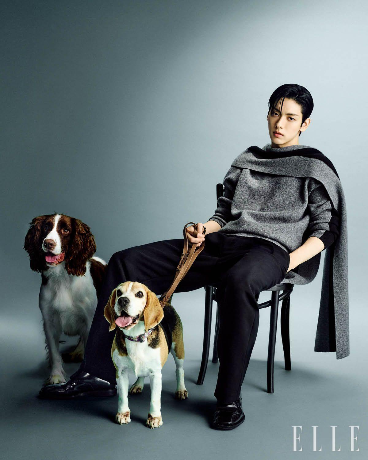 니트와 머플러, 팬츠, 슈즈는 모두 Ferragamo. 