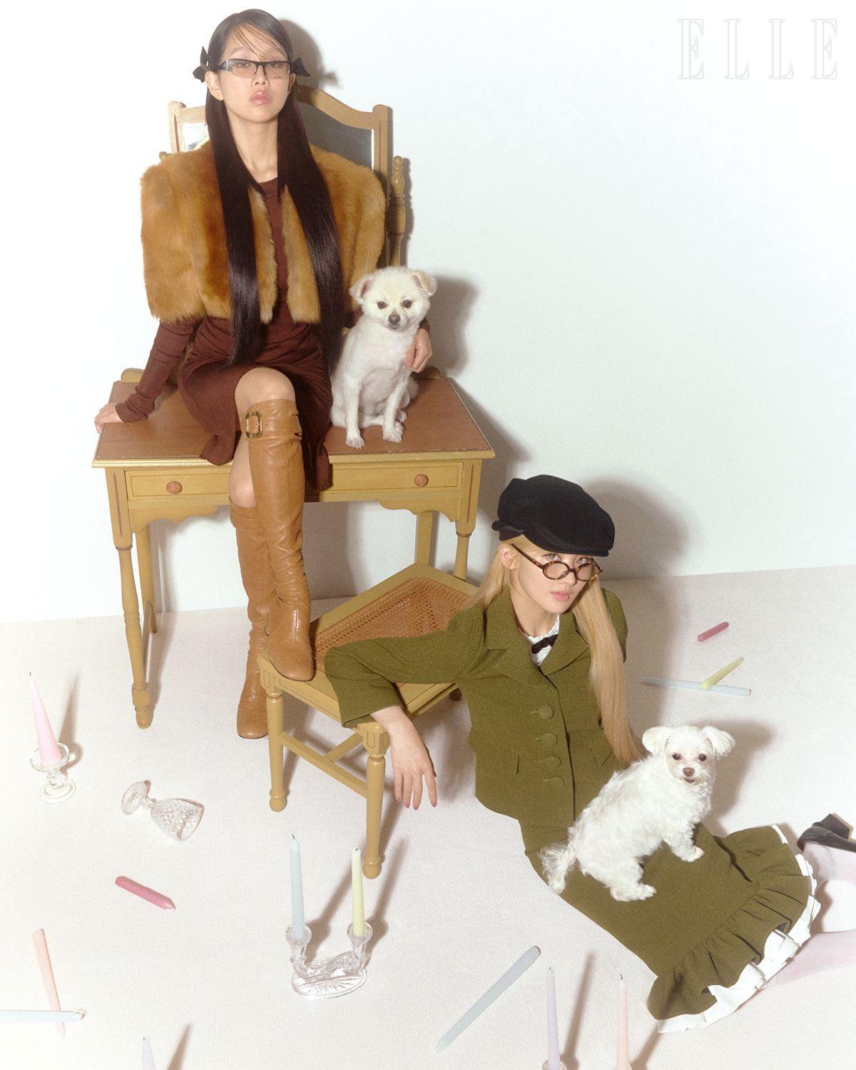 나띠가 입은 크롭트 퍼 재킷과 니트 톱, 스커트, 브라운 부츠, 안경은 모두 Miu Miu. 보 헤어핀은 스타일리스트 소장품. 벨이 입은 그린 재킷과 블라우스, 러플 장식 스커트, 펌프스는 모두 Shushu/Tong. 플랫 캡은 Open Yy. 레오퍼드 프레임의 선글라스는 Miu Miu. 니 삭스는 스타일리스트 소장품.