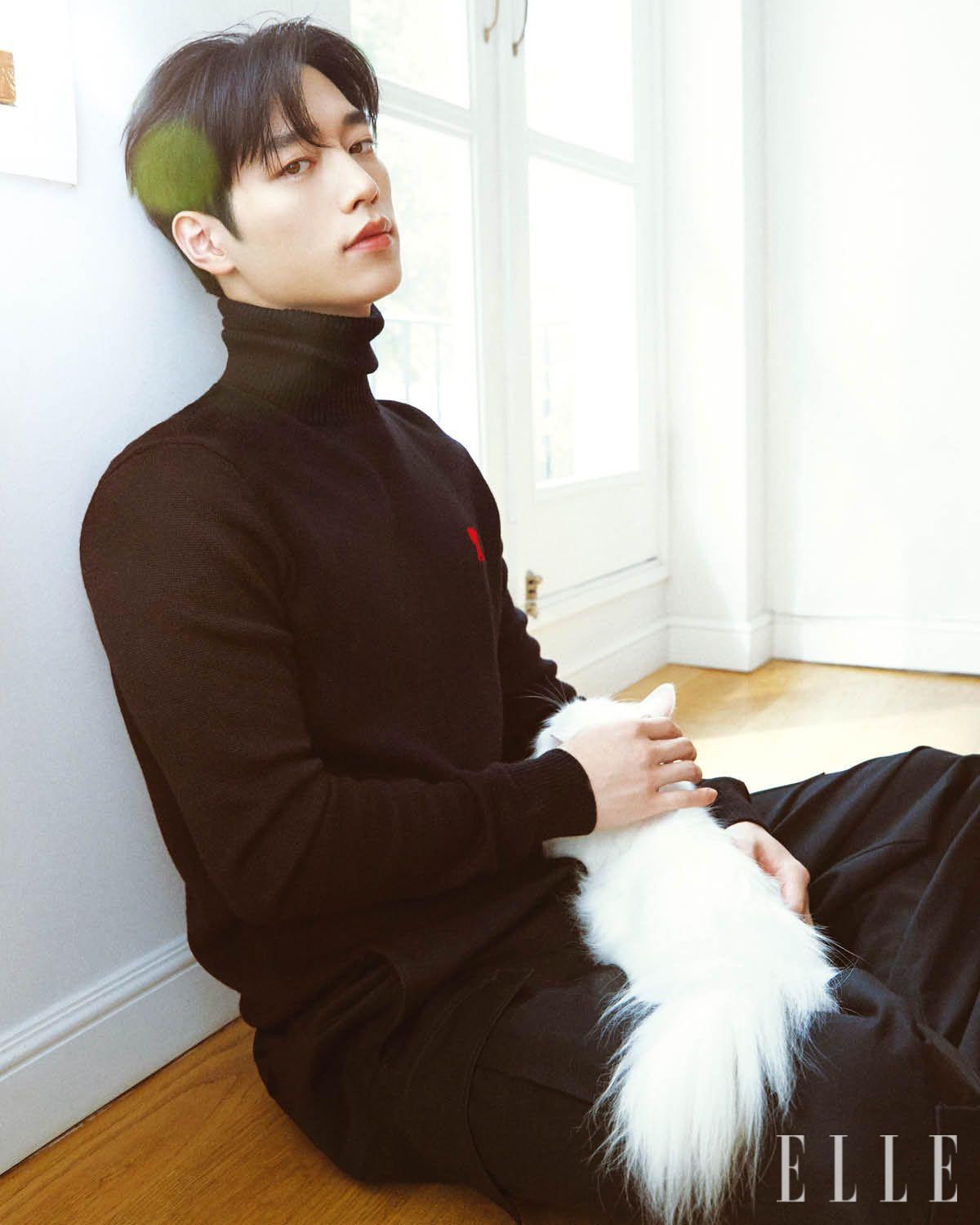 블랙 터틀넥 니트는 Ami. 블랙 카고 팬츠는 Msgm. 