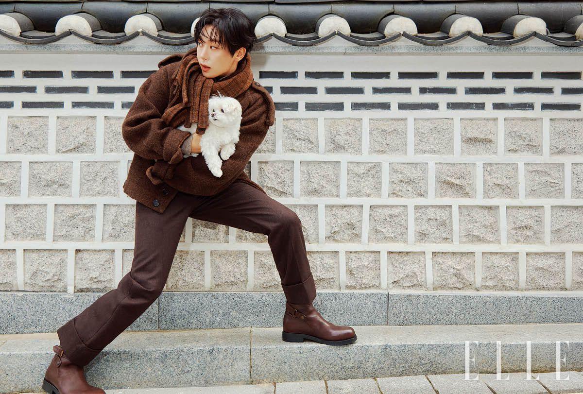 숄 디테일 재킷과 니트, 팬츠, 슈즈는 모두 Burberry. 