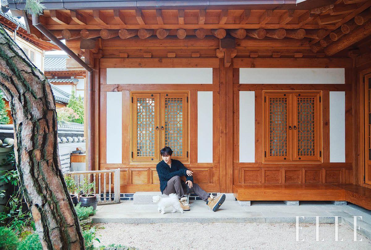 니트 카디건과 팬츠, 슈즈는 모두 Sacai. 목걸이는 Tom Wood. 티셔츠는 스타일리스트 소장품.