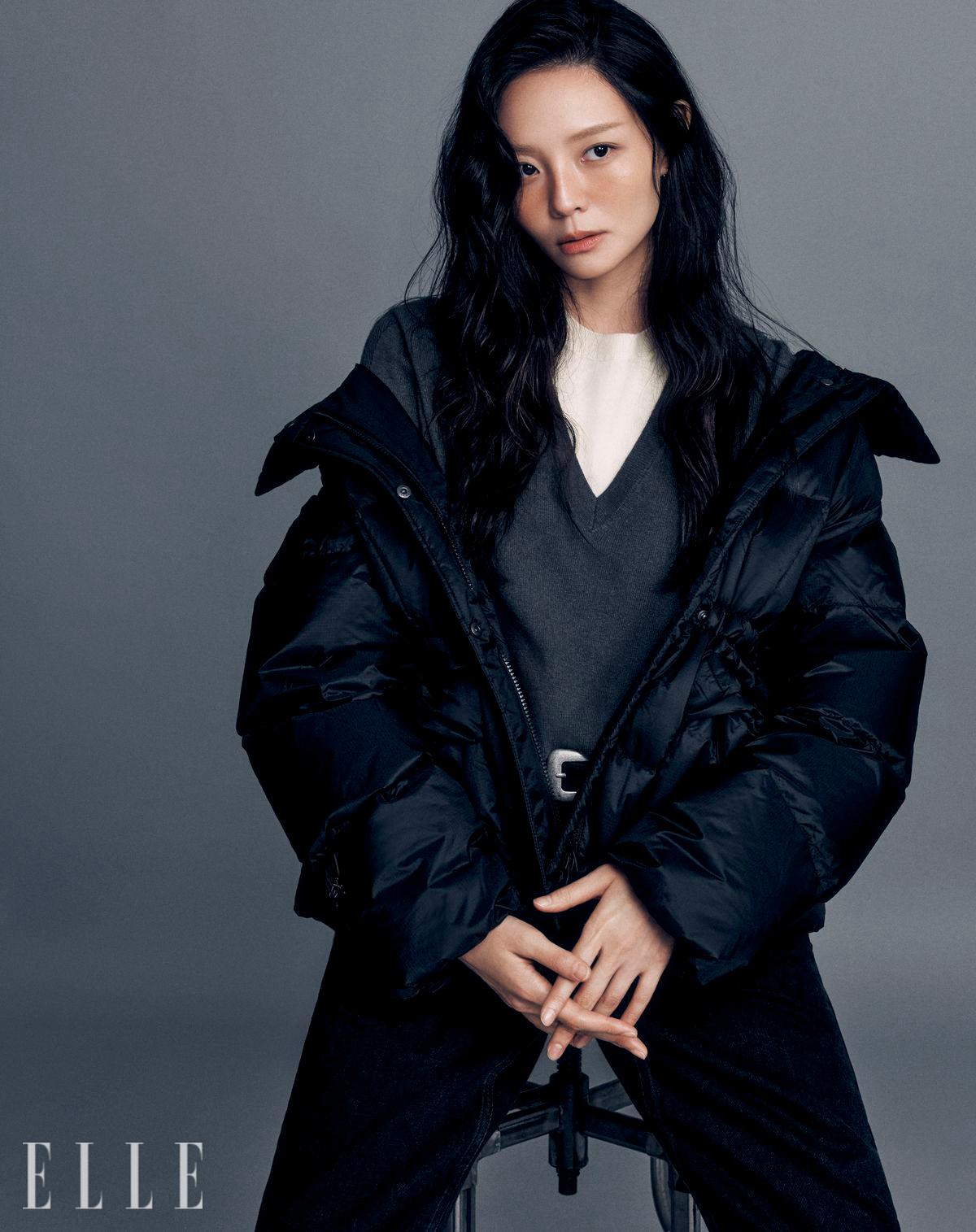 뉴 볼륨 미드 다운재킷은 Kolon Sport. 레이어드한 니트 톱은 Recto. 메탈 장식의 데님 팬츠는 Tonywack.