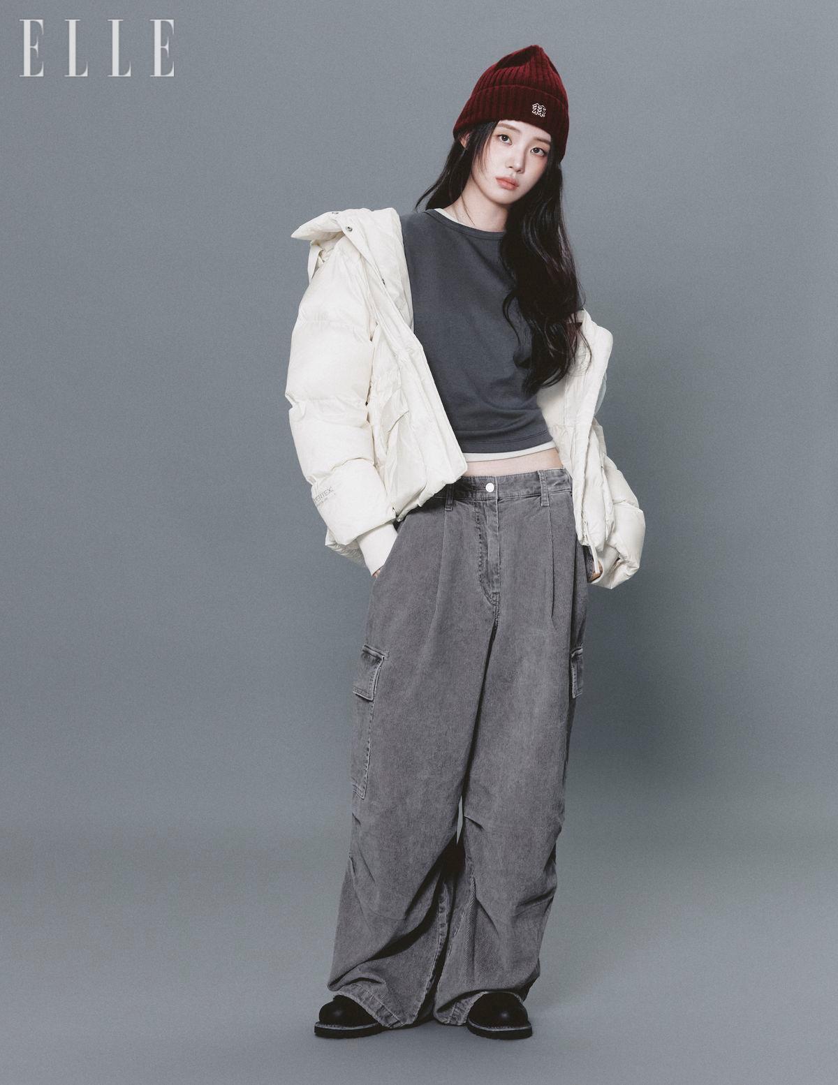 뉴 볼륨 미드 다운재킷과 니트 비니, 하이킹 슈즈는 모두 Kolon Sport. 레이어링한 티셔츠는 모두 Gabriel Lee. 카고 팬츠는 에디터 소장품.