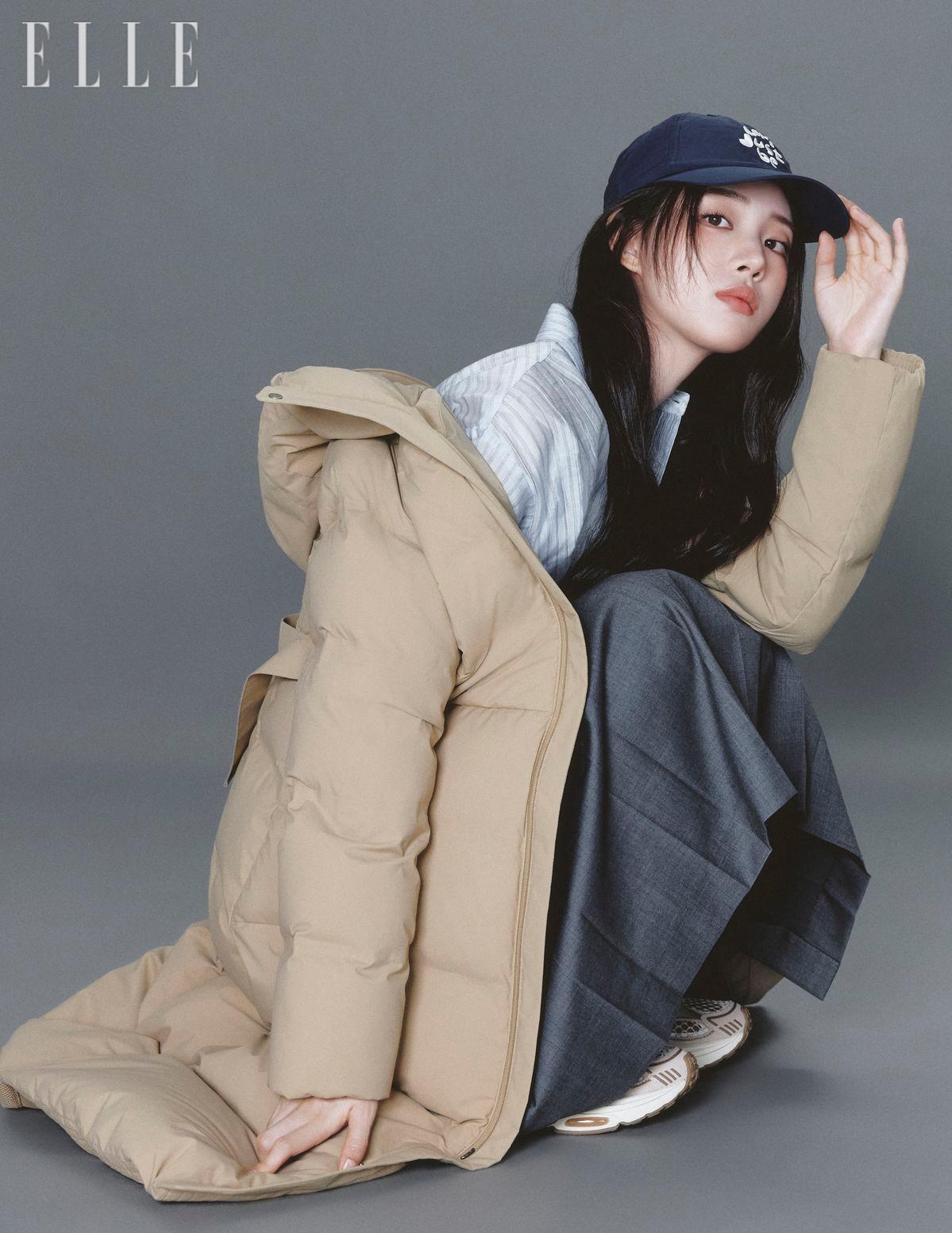 쿠치 롱 다운재킷과 볼캡은 Kolon Sport. 스트라이프 셔츠는 Vivacious. 플리츠스커트는 GBH. 스니커즈는 ASH.