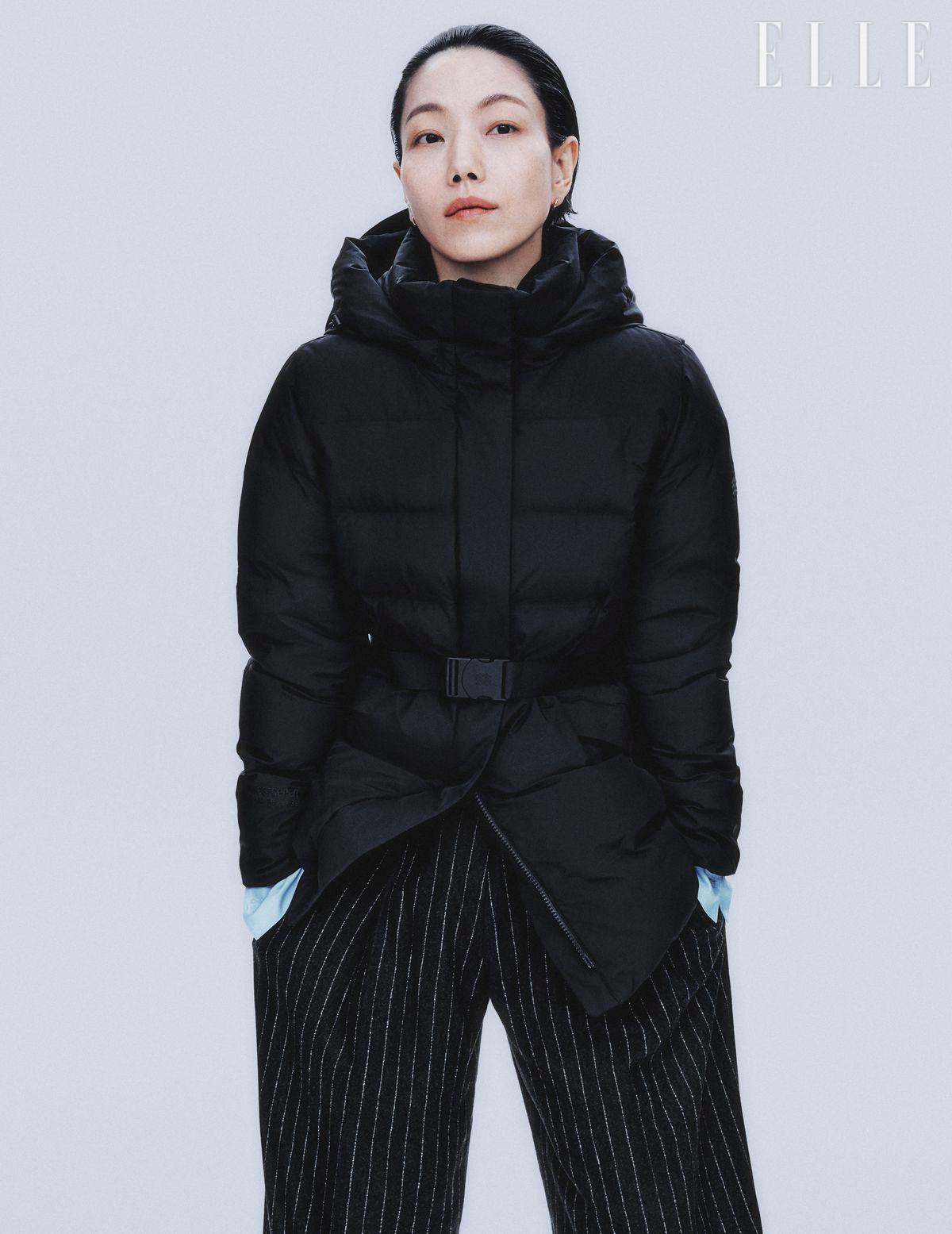 쿠치 미드 다운재킷은 Kolon Sport. 이어링은 Verte. 셔츠와 스트라이프 팬츠는 에디터 소장품.