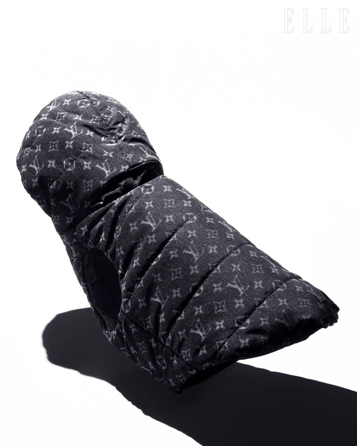 모노그램 패턴으로 포인트를 준 패딩 베스트는 가격 미정, Louis Vuitton.