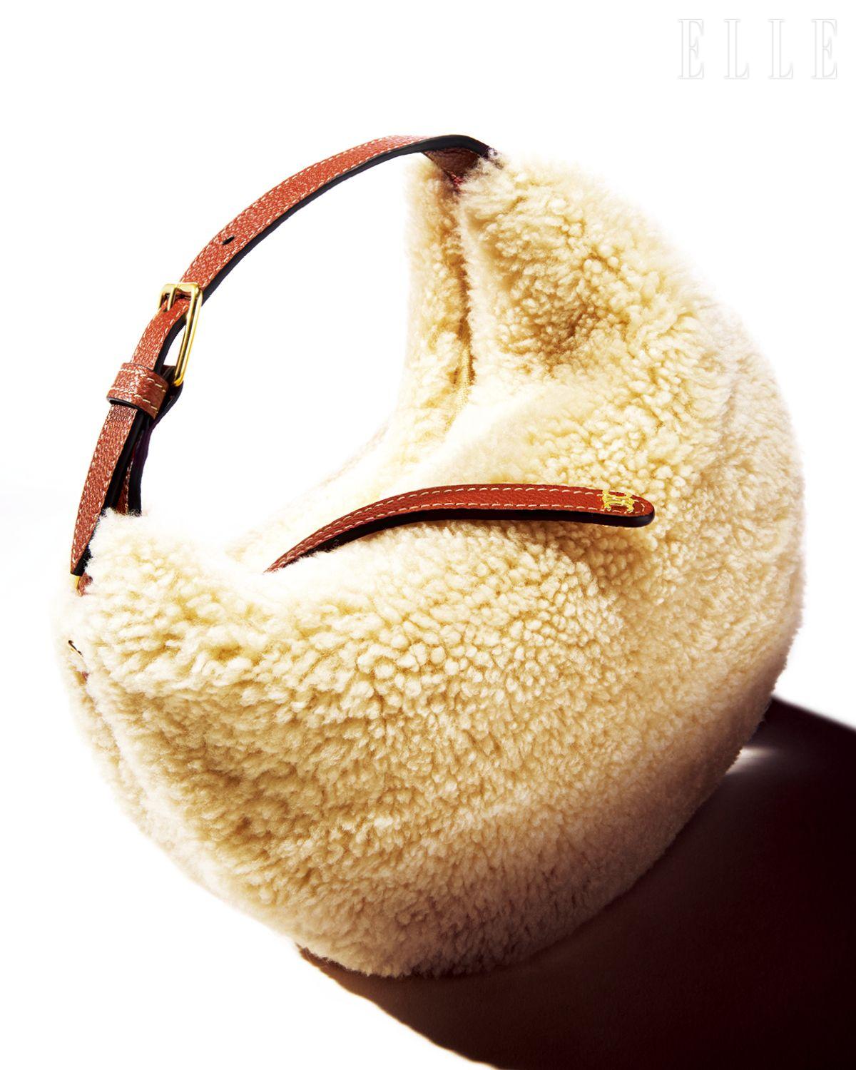 따뜻한 질감의 시어링 소재로 완성한 ‘틴 룰루’ 호보 백은 3백10만원, Celine.