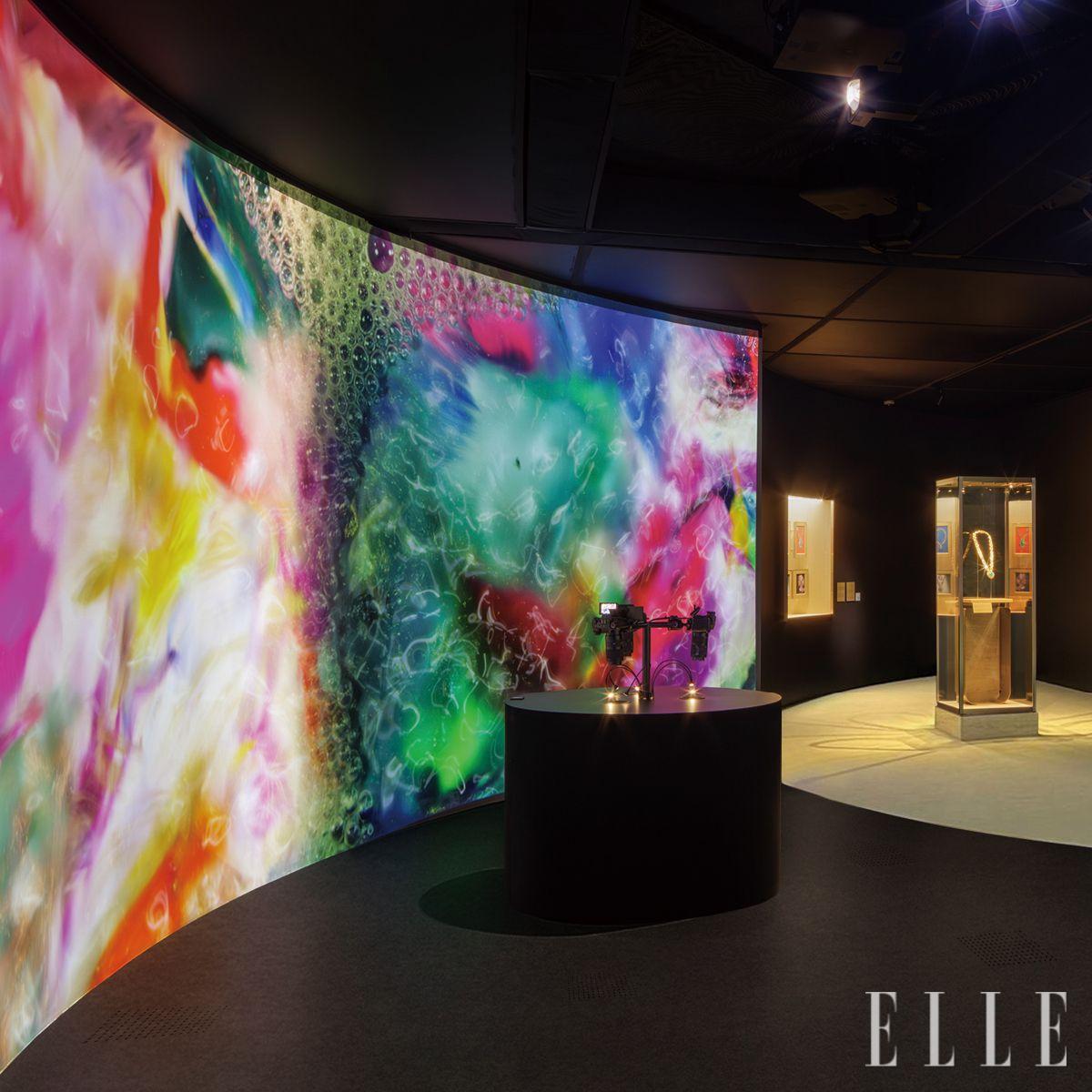  ‘살아 있는 회화’처럼 액체와 소리, 고체 안료가 실시간으로 반응하고 결합된 설치 작품이 불가리 헤리티지 컬렉션과 어우러져 변화하는 색채의 본질을 표현한다.