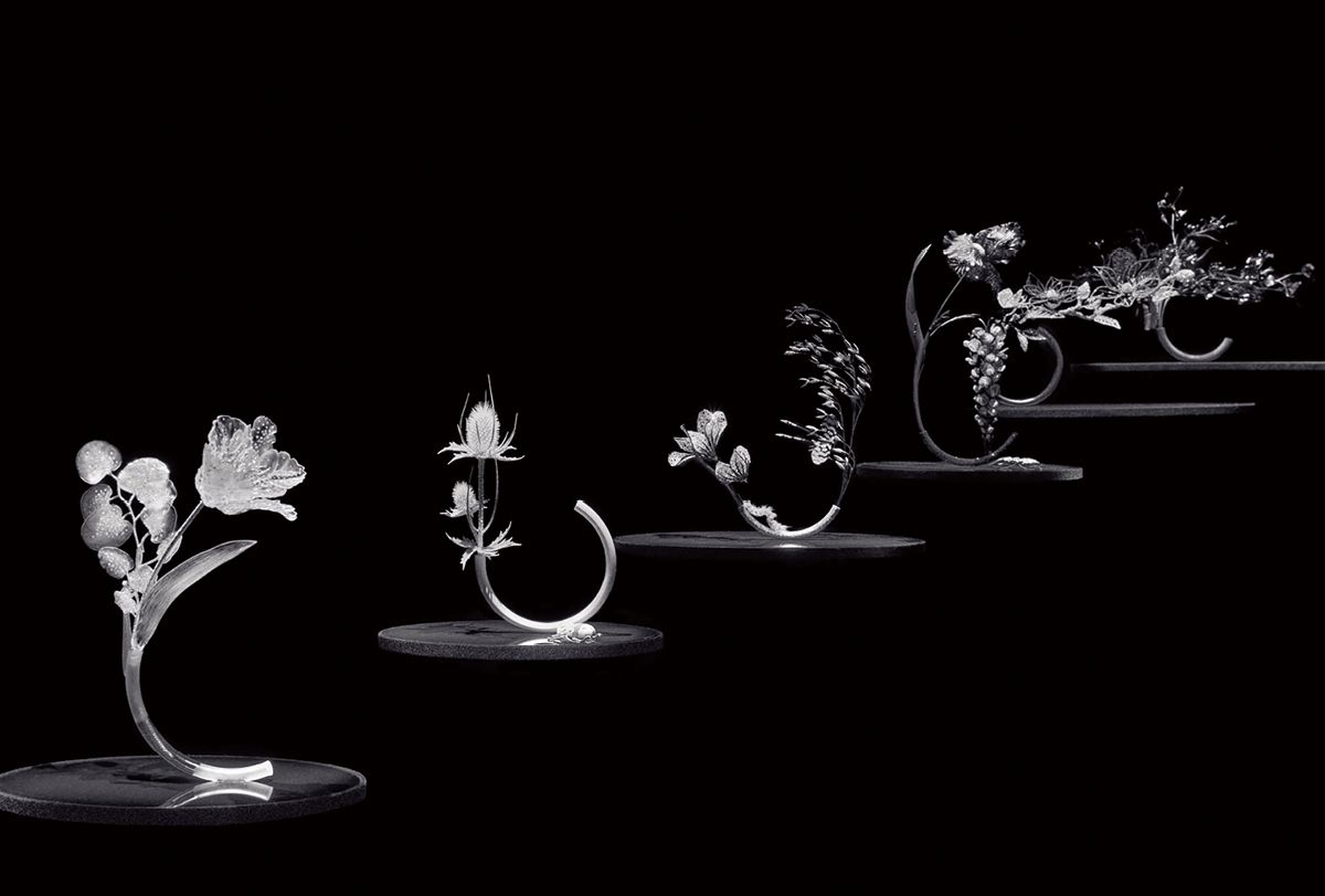 왼쪽부터 ‘임퍼머넌스’ 컬렉션 ‘Composition N°6’ 튤립과 유칼립투스. ‘Composition N°5’ 엉겅퀴와 장수풍뎅이. ‘Composition N°4’ 시클라멘과 귀리, 애벌레, 나비. ‘Composition N°3’ 아이리스, 위스테리아, 사슴벌레. ‘Composition N°2’ 목련과 스틱버그, ‘Composition N°1’ 양귀비와 스위트피, 나비.