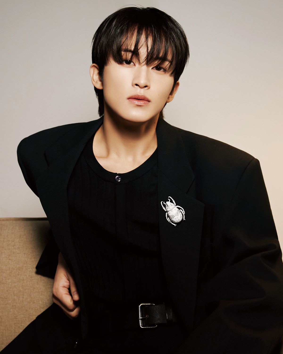  ‘임퍼머넌스’ 컬렉션 ‘Composition N°5’의 장수풍뎅이 브로치를 착용한 NCT 마크.