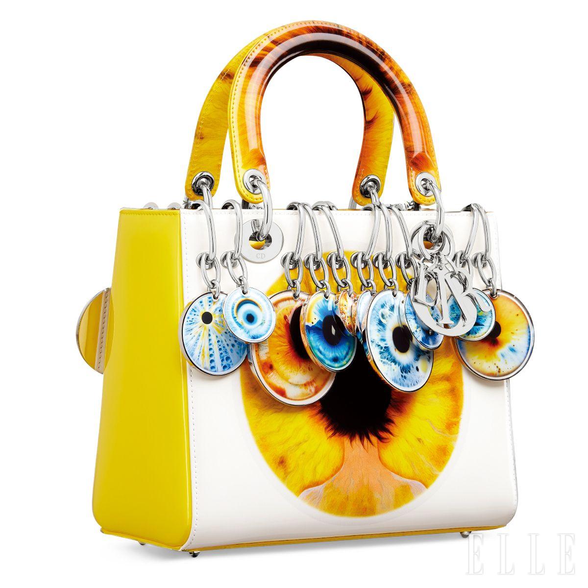 현대미술 작가 마크 퀸과 함께한 레이디 디올 백. 