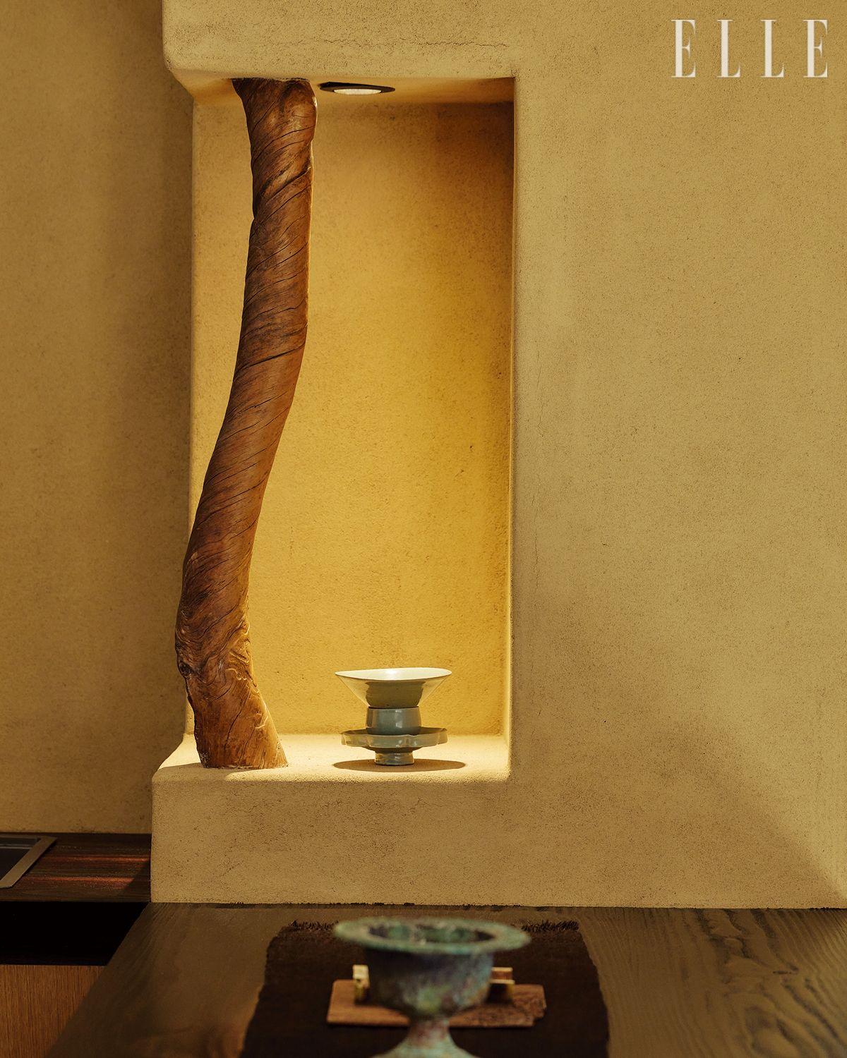  양양 낙산사에 큰 화재가 났을 때 떨어진 소나무 가지로 기둥을 만들었다. 해풍을 맞아 자연스럽게 꼬인 나무에는 ‘인고의 아름다움’이 담겨 있다. 