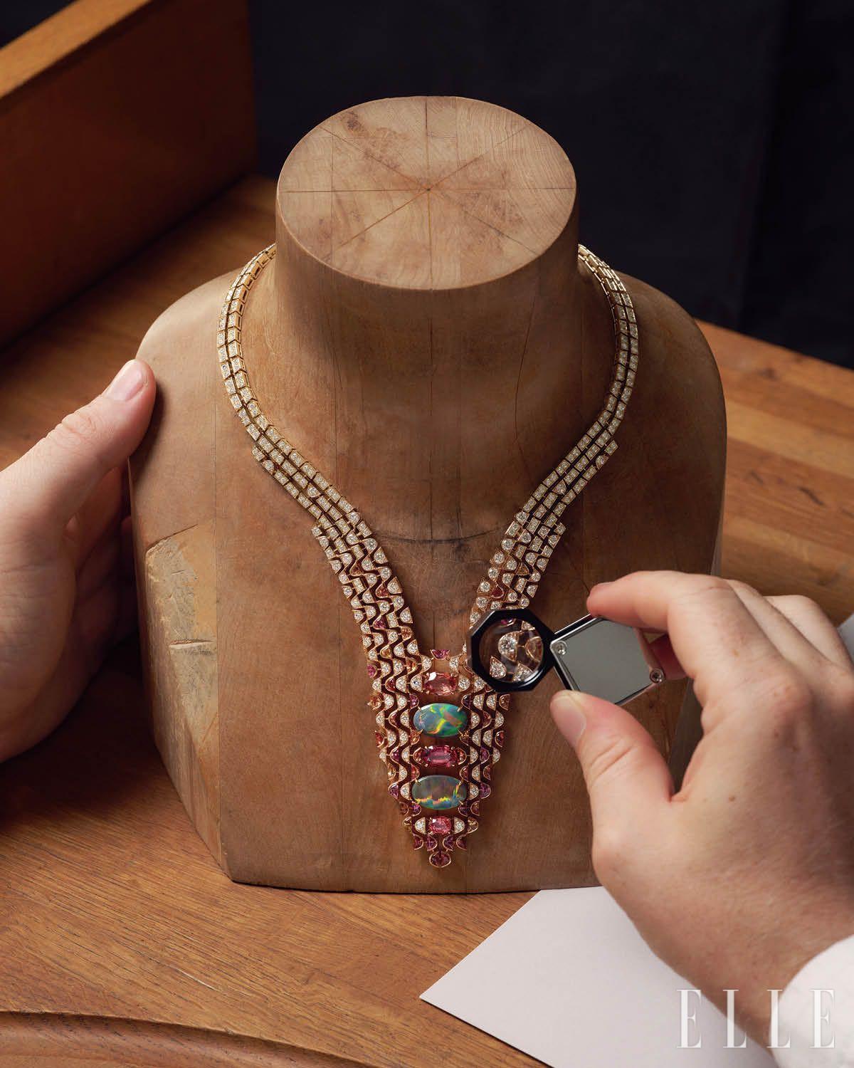 스케치에서 실제 하이 주얼리 작품이 되기까지 장인들이 수많은 시간을 들여 완성한 ‘앙 에킬리브르’ 하이 주얼리 컬렉션의 탄생 과정. 