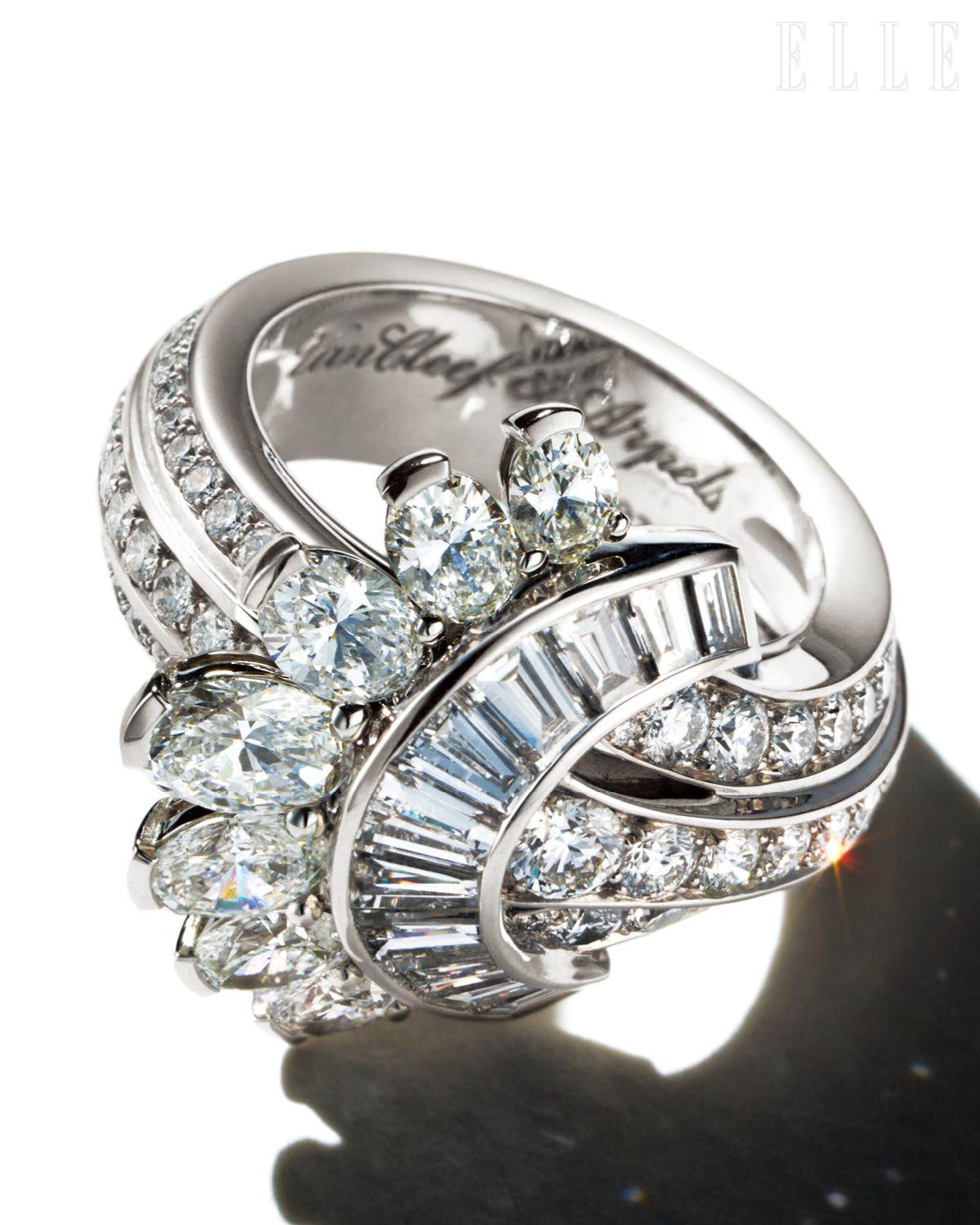 화이트골드와 다이아몬드로 이뤄진 에방타이 드 디아망 링은 가격 미정, Van Cleef & Arpels.