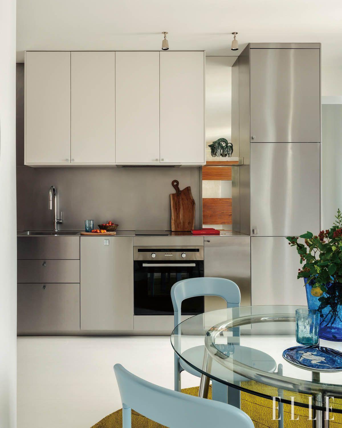 이케아에서 브러시드 스테인리스 스틸 가구를 선택해 설치한 주방. 