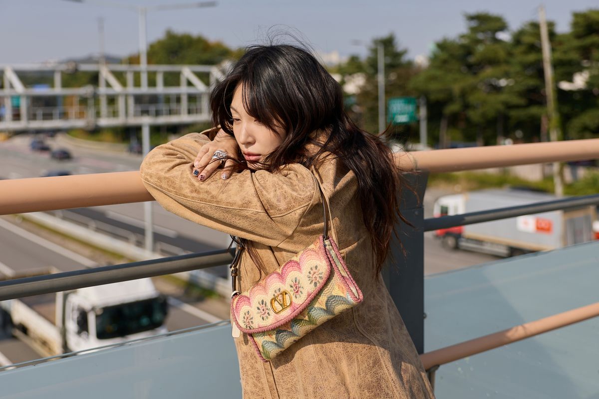 발렌티노 가라바니 드 베인백을 맨 인플루언서 서우영