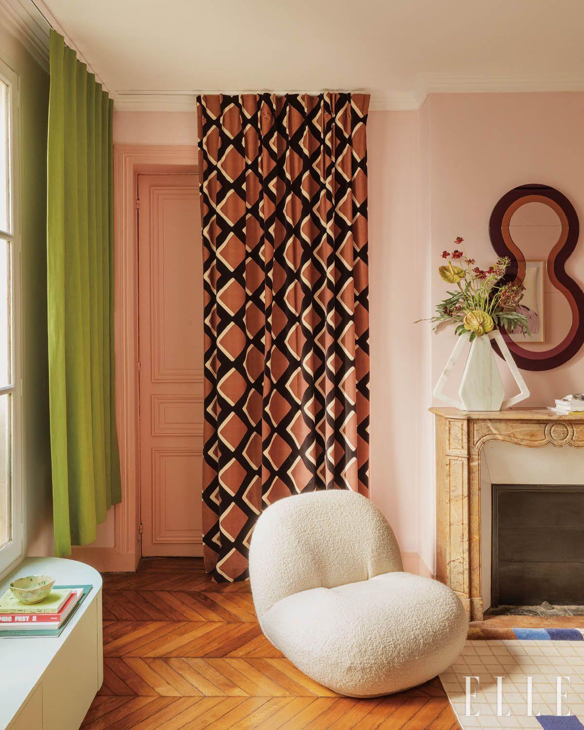 패턴과 색상이 겹쳐지는 일명 ‘핑크 파라다이스’ 컨셉트의 코너. 소파는 피에르 폴랭이 구비를 위해 디자인한 ‘Pacha’. 