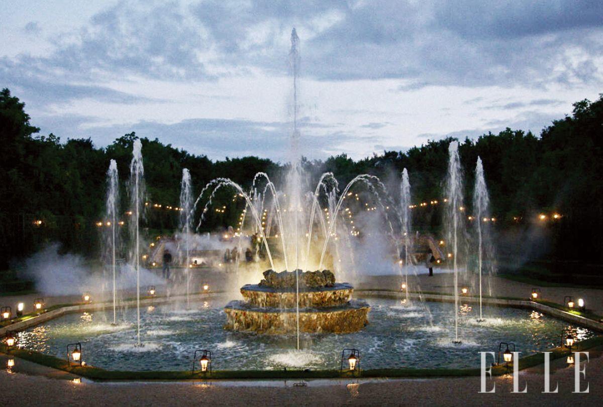 프란시스 커정이 베르사유 정원에 만든 향의 분수 작품, ‘폭포(Chutt d’Eau)’.