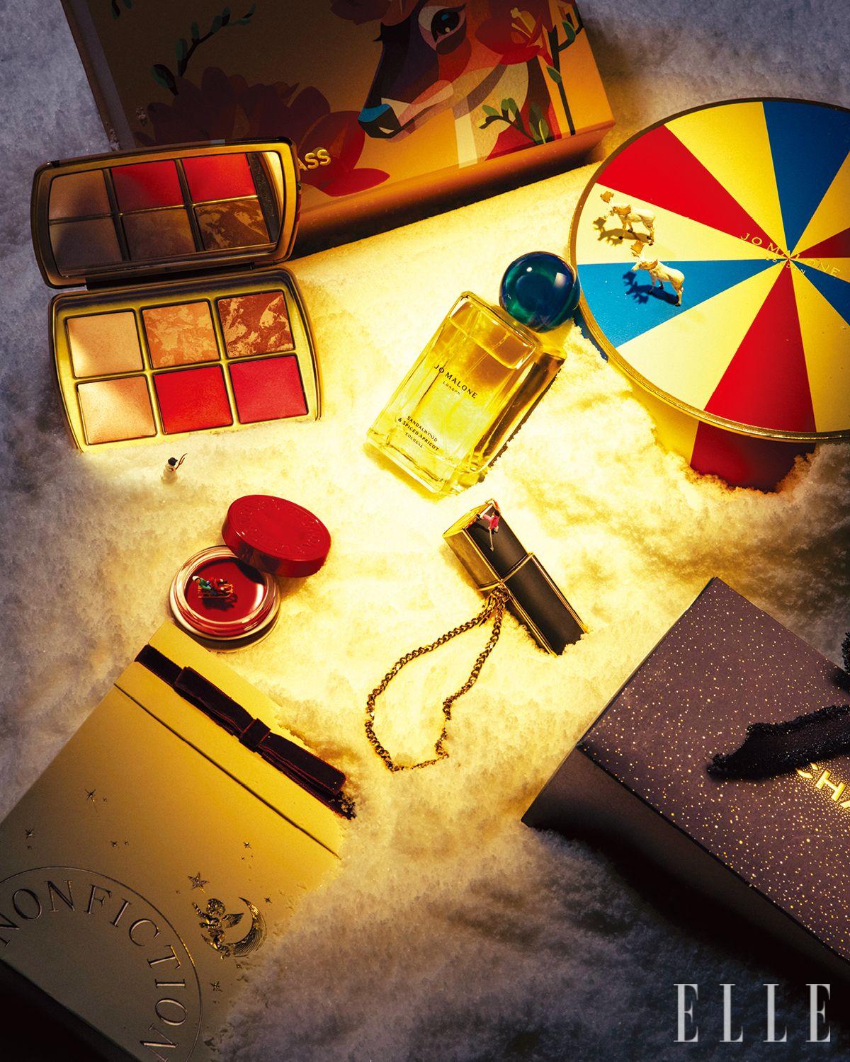 (왼쪽부터 시계 방향으로) 파우더와 블러셔, 하이라이터 등으로 구성된 6구 페이스 팔레트. 세계적인 타투 아티스트 사샤 유니섹스(Sasha Unisex)가 자연과 동물의 생명력을 재해석한 아트워크를 새긴 2025 홀리데이 한정 앰비언트 라이팅 팔레트 언락드 컬렉션, 디어, 14만6천원, Hourglass. 샌들 우드와 바닐라가 어우러진 향수로 크리스마스 무드가 물씬 나는 핀휠 패턴의 박스와 함께 출시됐다. 크리스마스 컬렉션 샌달우드 앤 스파이스 애프리콧 코롱, 100ml 25만1천원, Jo Malone London. 우아한 샤넬 N°5 오 드 빠르펭의 향기를 액세서리처럼 즐길 수 있다. 언제나 영롱한 샤넬의 홀리데이 박스는 이번 시즌에도 소장욕구를 자극한다. N°5 오 드 빠르펭 펄스 스프레이, 7mlx3 31만7천원, Chanel. 장밋빛 컬러를 품은 비건 립밤으로 바를 때마다 은은한 꽃향기를 남긴다. 홀리데이의 노스탤지어를 불러오는 일러스트레이션이 그려진 기프트 박스가 사랑스러운 홀리데이 로즈 너리싱 비건 립밤, 2만6천원, Nonfiction.
