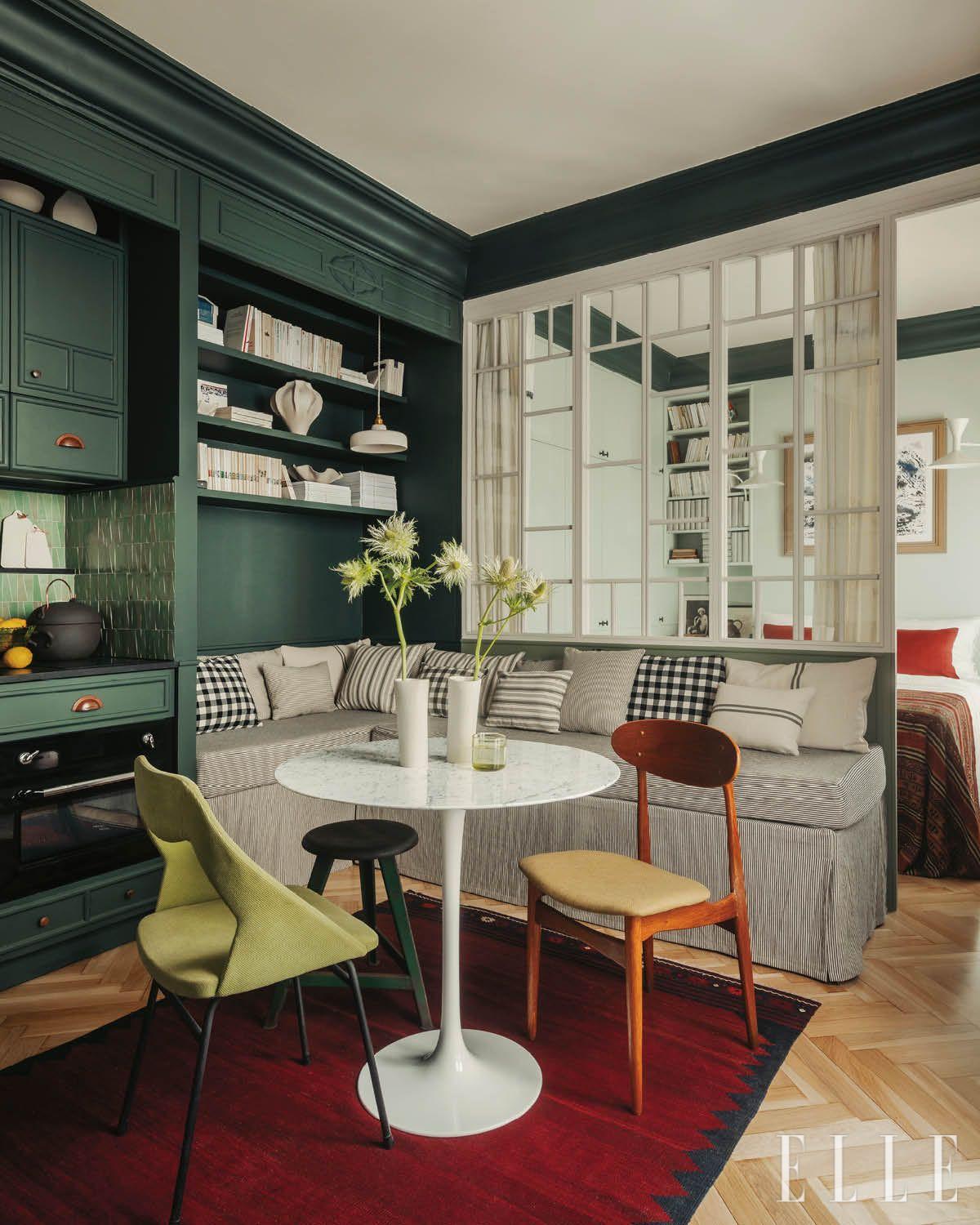 주방과 식당, 거실, 침실이 이어지는 구조. 벤치형 소파는 엑스트라 베드로 변신할 수 있다. 