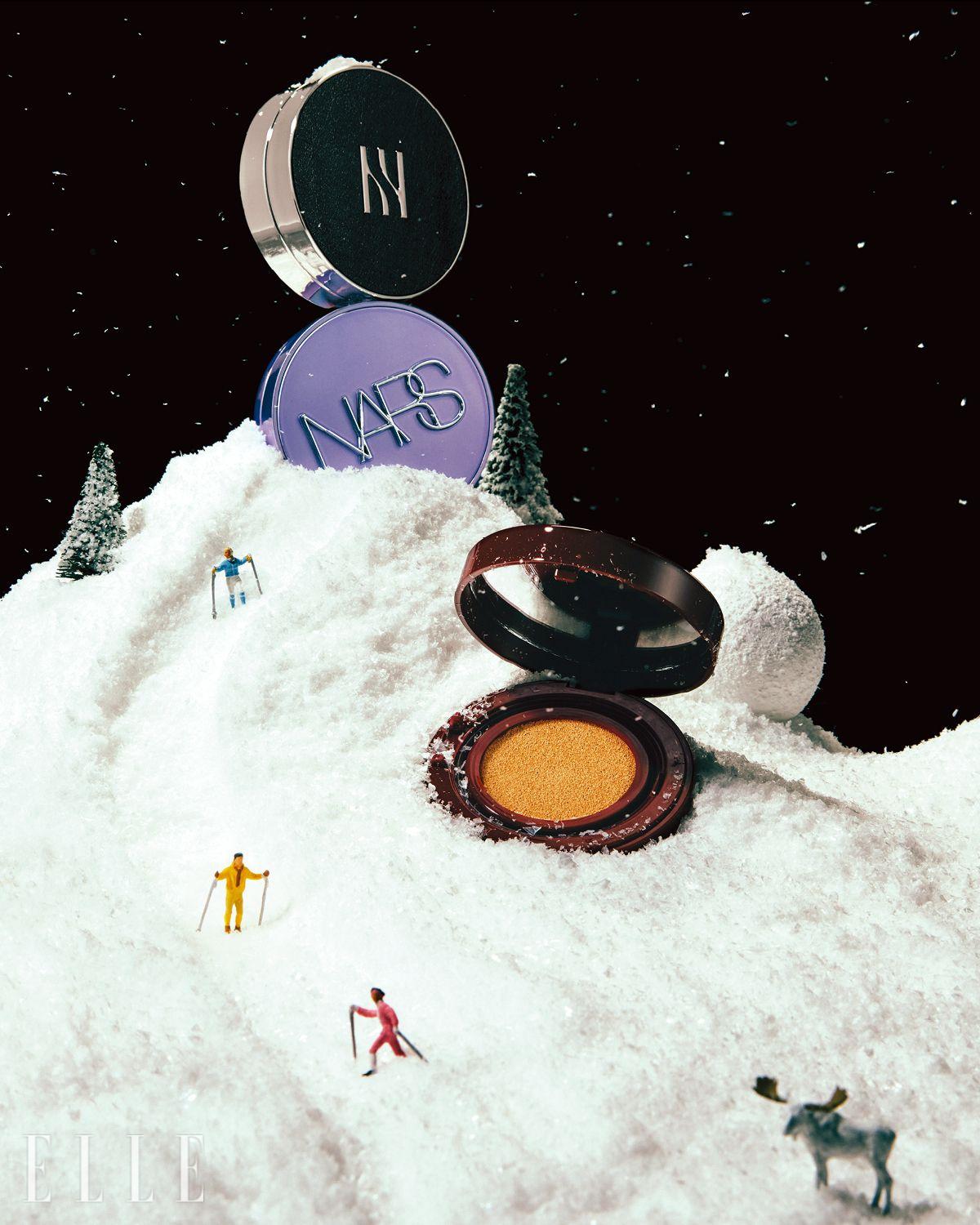 (위부터) 깨끗하게 정돈된 세미 매트 베이스를 완성하는 쿠션 파운데이션이 재즈 바의 눈부신 조명처럼 영롱한 케이스에 담겼다. 2025 홀리데이 컬렉션 쿠션 케이스, 메탈릭 브라운, 2만5천원, 블랙 쿠션 파운데이션 리필, 21N1 바닐라, 3만8천원, 모두 Hera. 패션 디자이너 아이리스 반 헤르펜(Iris Van Herpen)이 디자인한 라벤더빛 홀로그램 케이스를 입은 쿠션! 어느 각도에서 봐도 입체적인 윤기를 더해준다. 2025 대즐링 홀리데이 컬렉션 코스믹 라이트 리플렉팅 세럼 쿠션 파운데이션 케이스, 2만8천원대, 라이트 리플렉팅™ 세럼 쿠션 파운데이션 리필, 서울, 5만5천원대, 모두 Nars. 90%의 스킨케어 성분을 함유해 고급스러운 광채를 연출하는 쿠션을 강렬한 레드 패키지로 선보인다. 구찌 쿠션 드 보떼 리미티드 에디션, 02호, 10만8천원, Gucci Beauty.