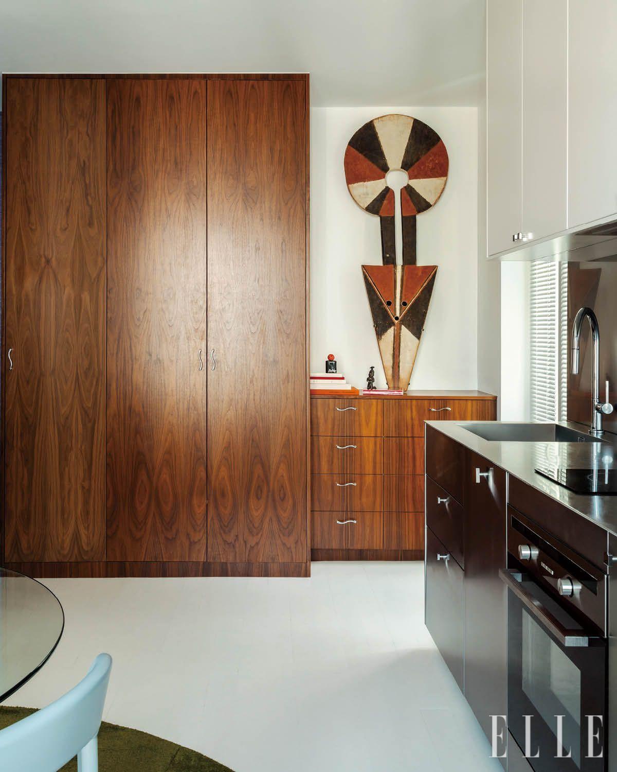 맞춤 제작된 호두나무 옷장을 천장 높이로 구성한 코너. 