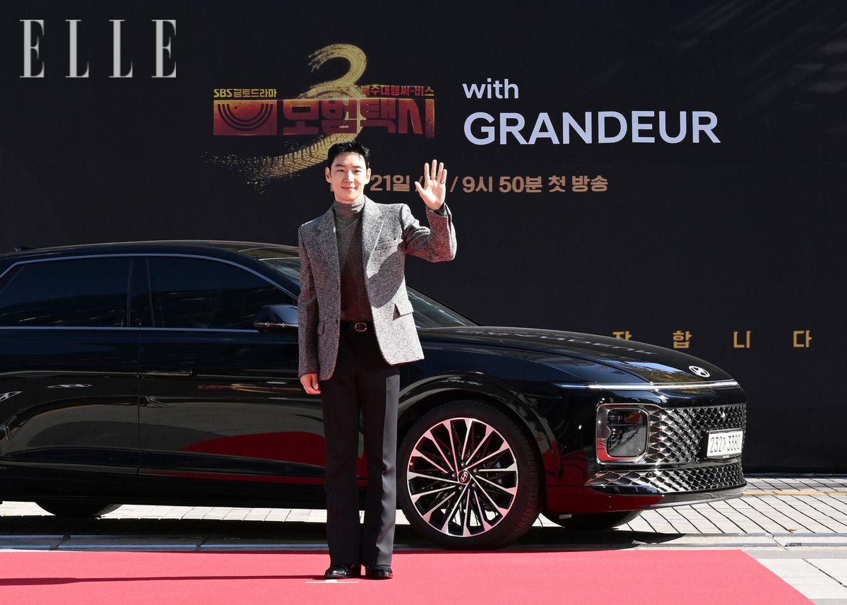 <모범택시 3> 김도기 역할의 이제훈과 그랜저 