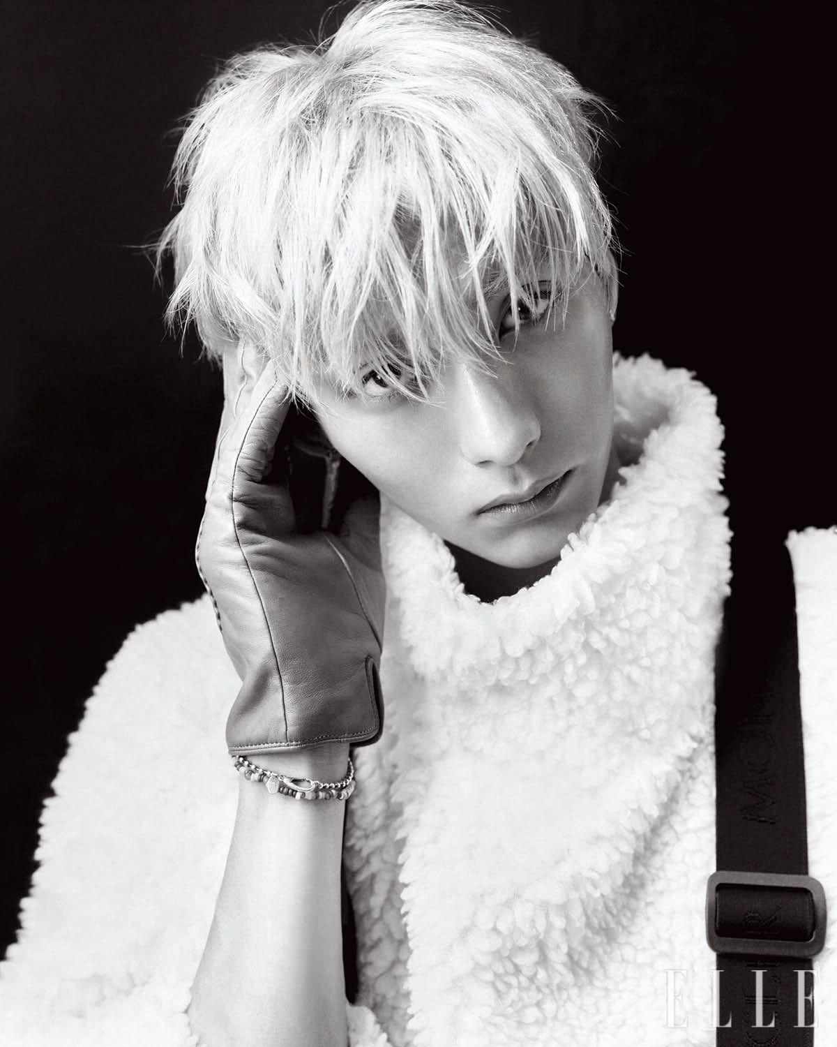 오드가 입은 화이트 컬러 풀오버와 스키 팬츠는 모두 Moncler Grenoble Men. 글러브는 스타일리스트 소장품.