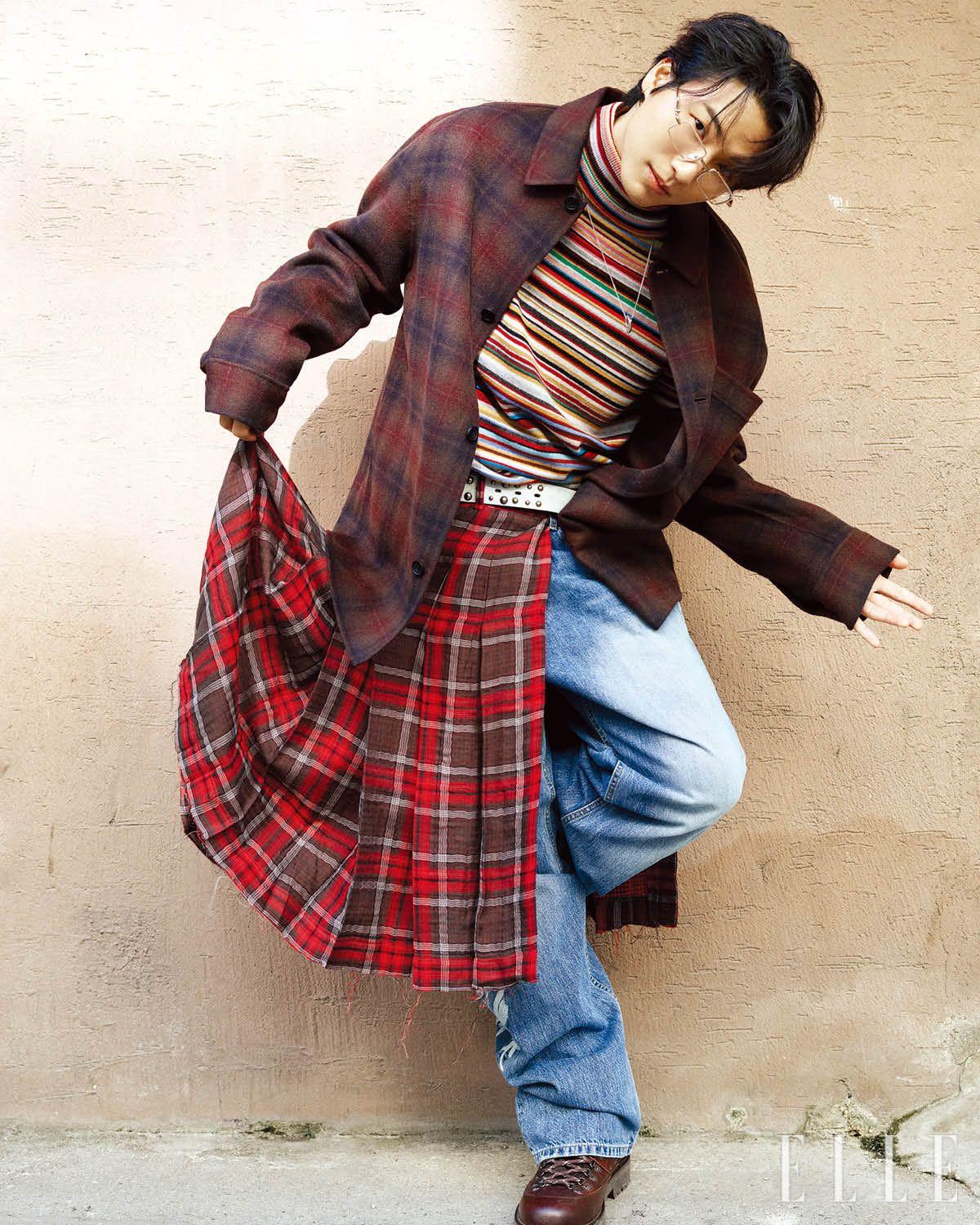 다니엘이 입은 셔츠와 슈즈는 모두 Cos. 터틀넥 톱은 Paul Smith. 스커트는 Lecyto. 액세서리는 Numbering. 팬츠는 스타일리스트 소장품. 