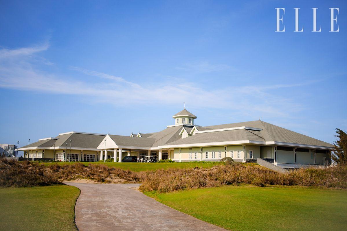 '세계 100대 골프 코스'로 선정된 호이아나 쇼어 골프 클럽의 클럽하우스. 