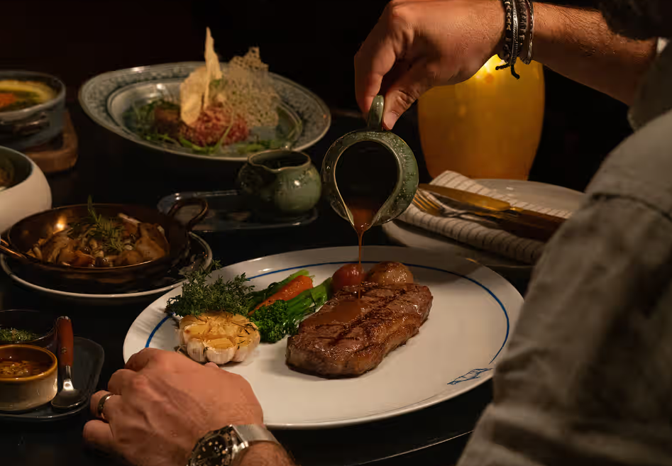 세계에서 엄선하여 공수한 쇠고기와 신선한 해산물을 차콜 그릴 구이로 만날 수 있는 스테이크 하우스 더 그릴. 