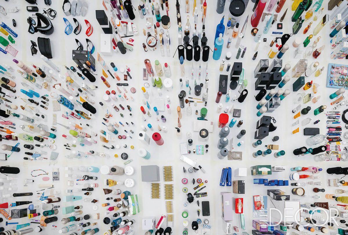 갤러리 술타나(Sultana)를 위한 설치미술 작품 ‘레슈-비트린(Lèche-Vitrines; 쇼윈도 구경)’은 해리가 수년간 발전시켜 온 개념이자 독자적 예술운동으로 자리 잡은 ‘변형주의(Transformism)’의 가장 통찰력 있는 사례 중 하나다. 주인에게 버려진 일련의 물건을 모아 놓은 진열장.