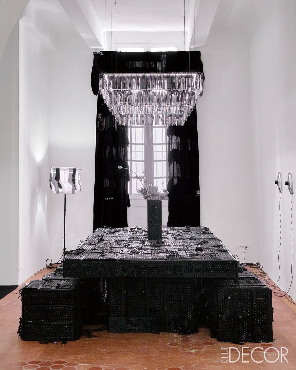 디자인 퍼레이드 툴롱에서 연 전시 <The Transformist Apartment>의 전경. 양말로 만든 플로어 램프 커버, 키보드로 둘러싼 테이블과 의자. 