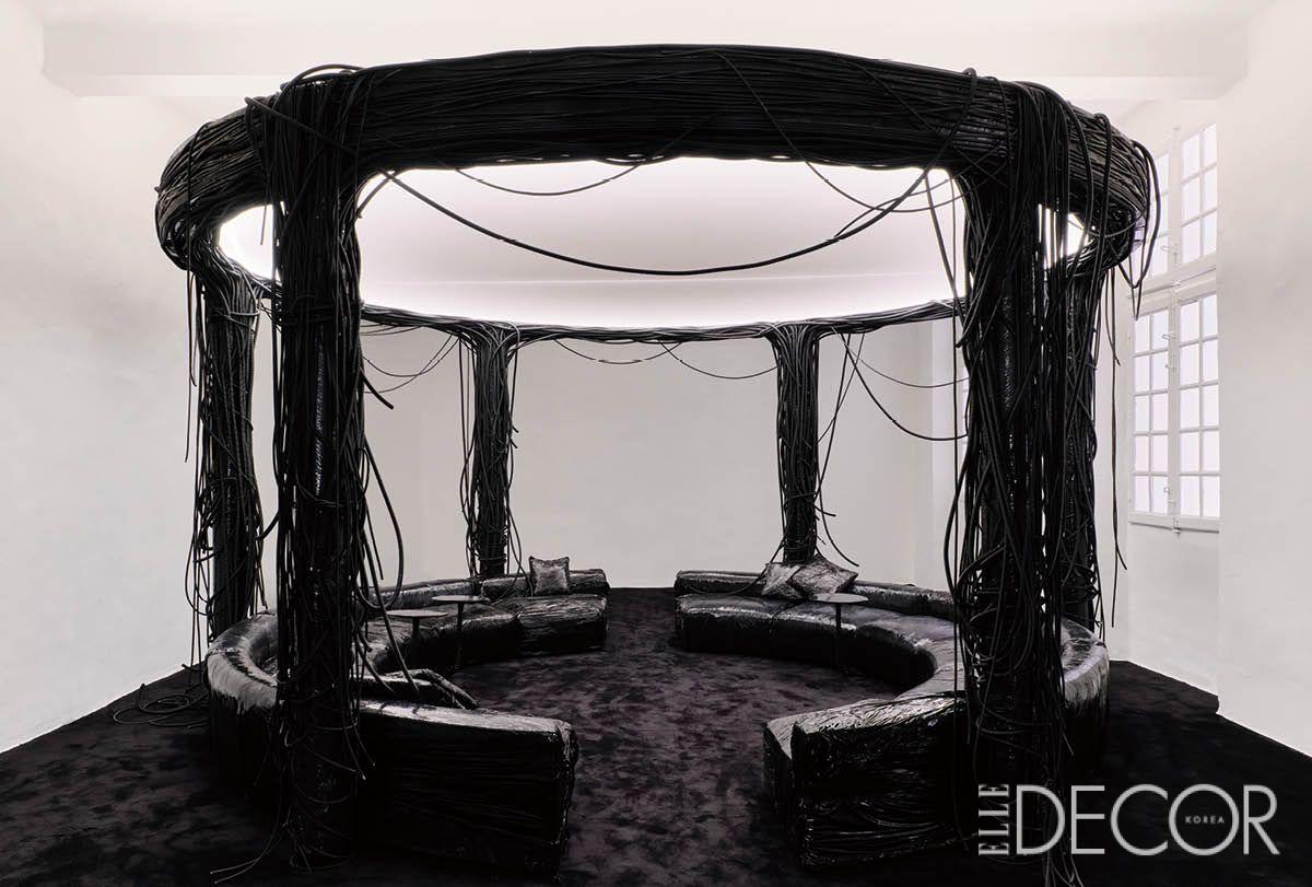 올해 ‘디자인 퍼레이드 툴롱’에 심사위원장으로 참여한 해리 누리예프의 설치미술 전시 <The Transformist Apartment>는 디자인이 예상치 못한 방식으로 어떻게 변화하고 소통할 수 있는지를 탐구한다. 