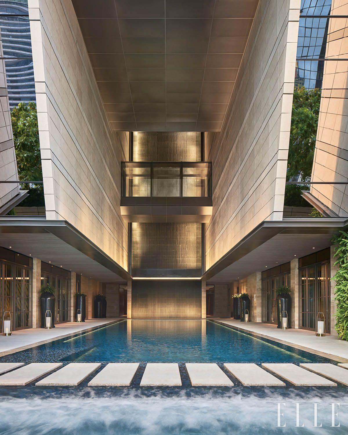 건물 틈새 9층 공간에 마련된 수영장. 