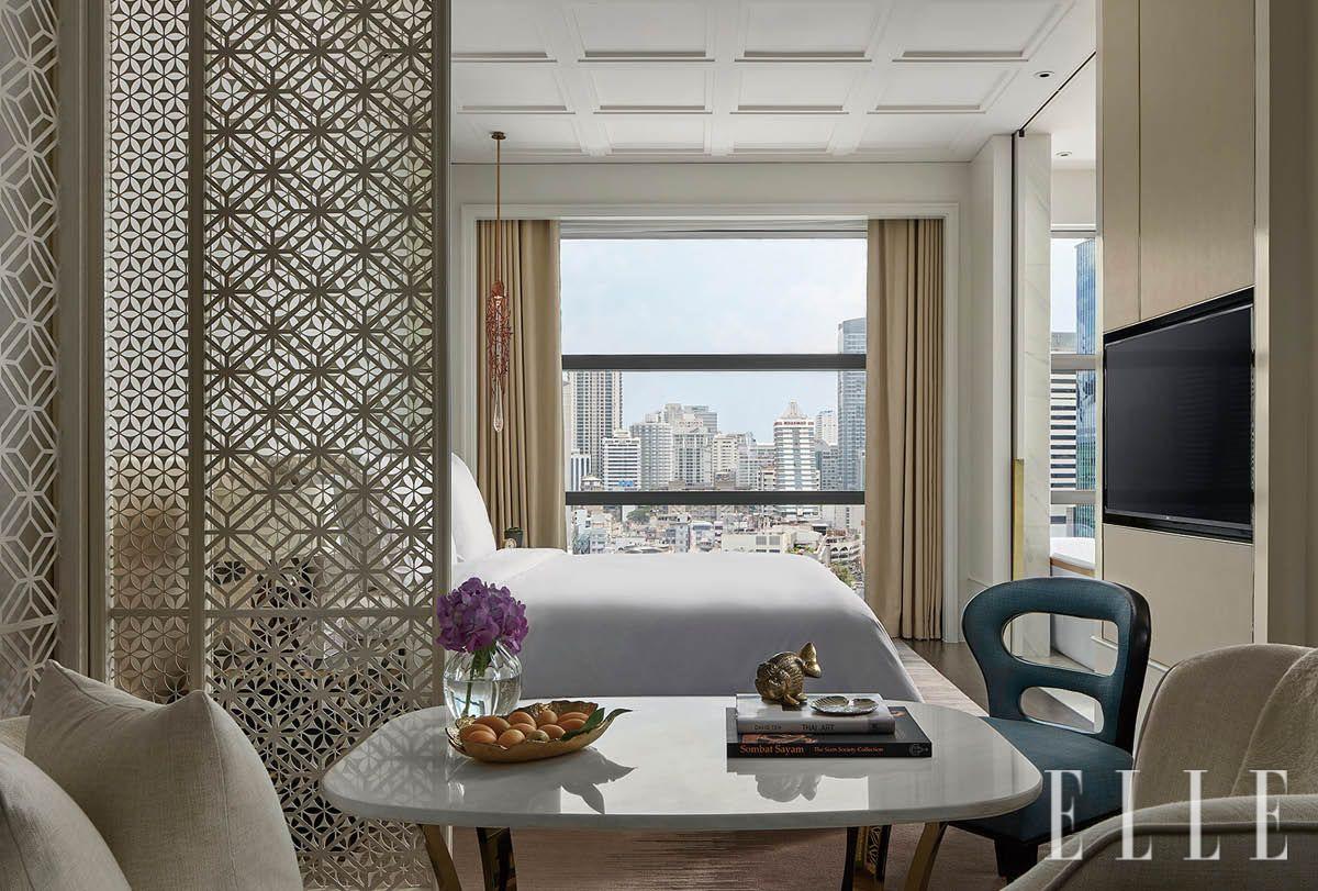 태국 전통 장식을 현대적으로 재해석한 객실 내부.