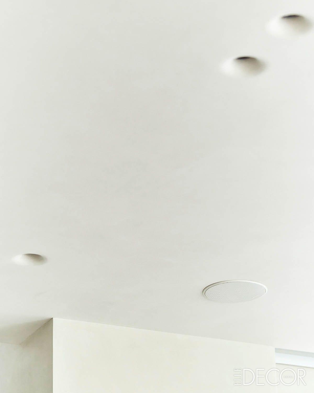 메인 공간에는 매립 스피커를 탑재해 부부의 하루에 음악이 자연스럽게 흐르도록 설계했고, 트림리스 방식의 조명을 적용해 천장을 깔끔하게 마무리했다. 