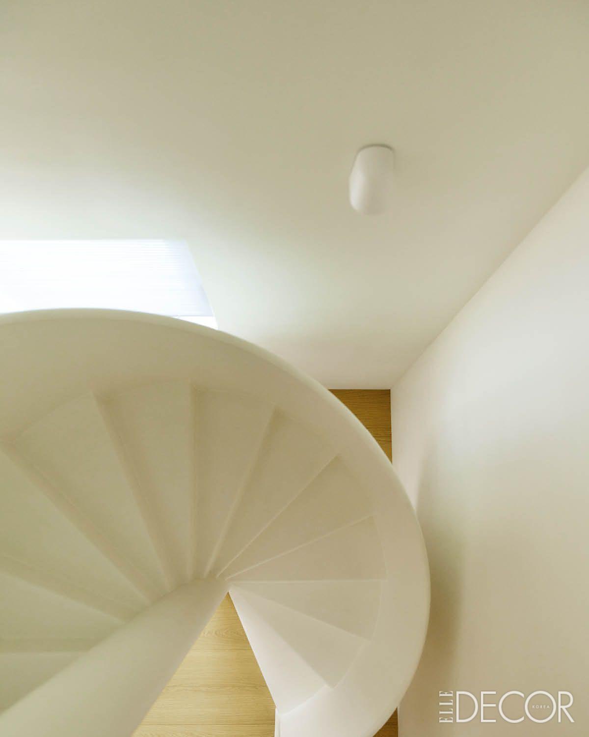 다락에 마련된 초등학생 딸의 침실. 위층에서 내려다보이는 나선형 계단이 공간에 경쾌한 리듬을 만들어낸다.