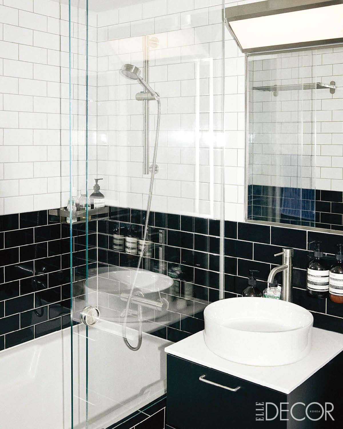 뉴욕 에이스 호텔에서 영감받은 블랙 앤 화이트 톤 화장실. 