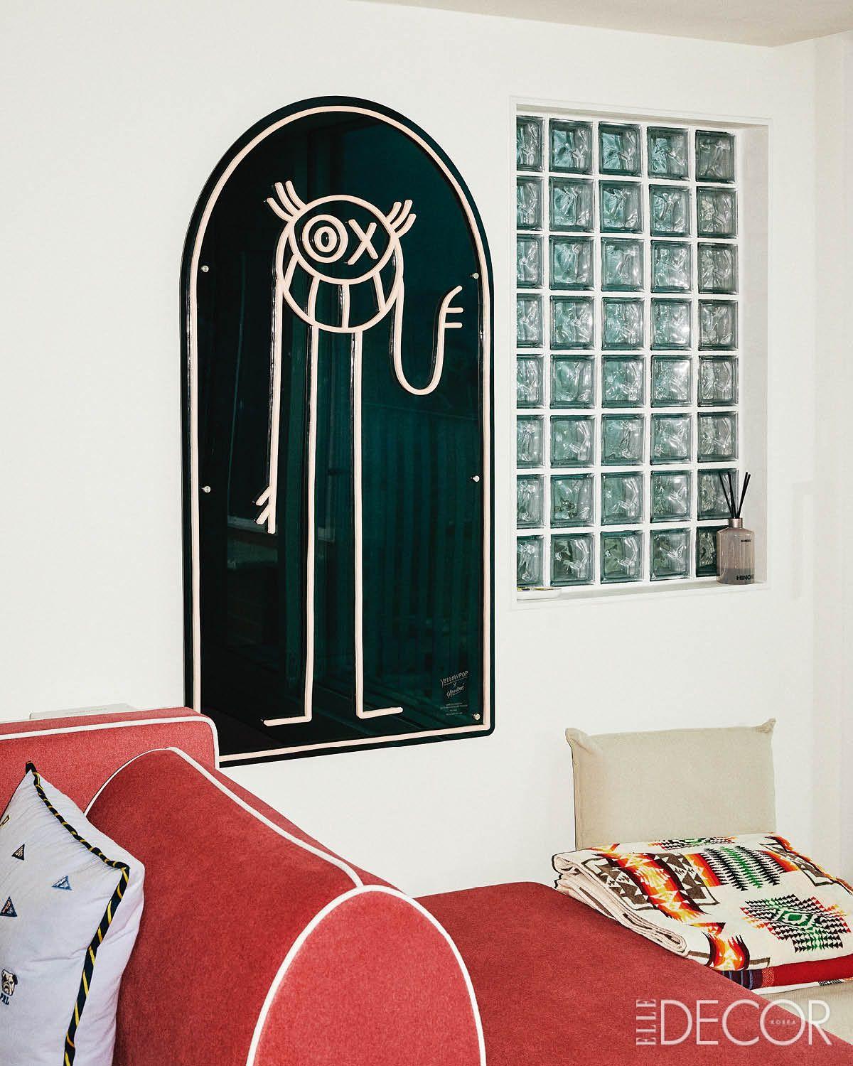 그래피티 아티스트 앙드레 사라비아(André Saraiva)와 옐로팝(Yellowpop)이 협업한 한정판 네온사인, 유리 블록 개구부를 만들어 장식한 거실 한 켠.