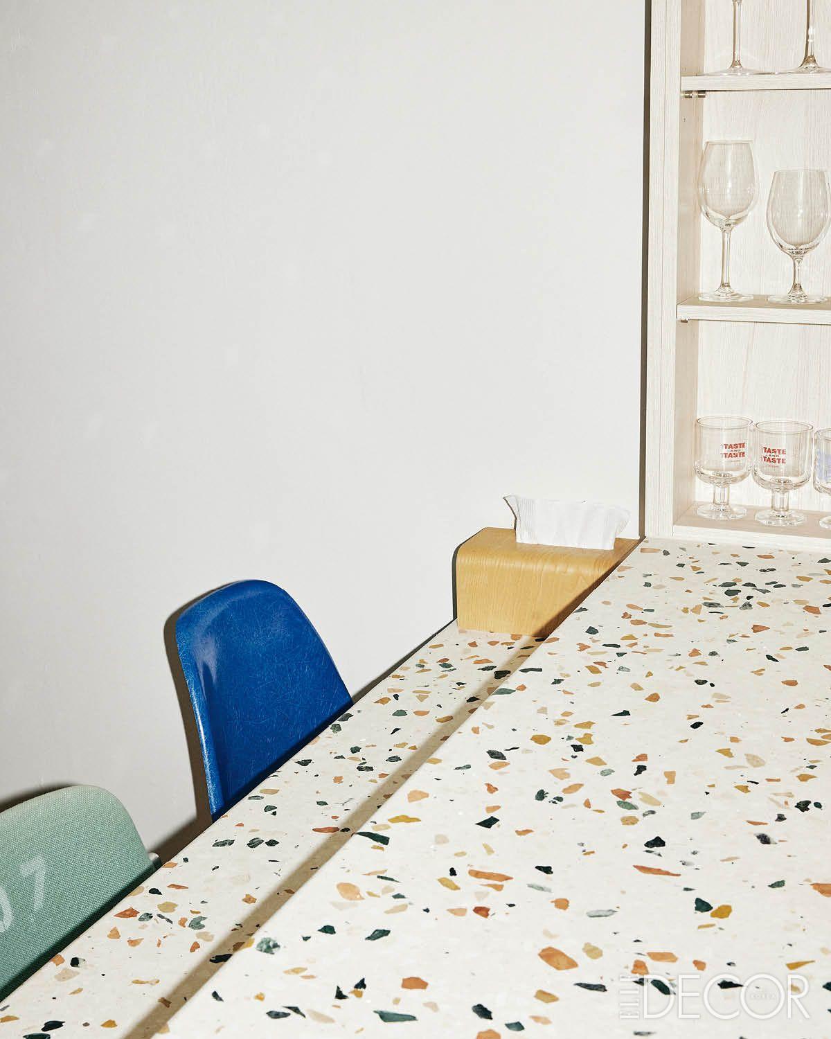 오리지널 테라조로 만든 주방 카운터석.