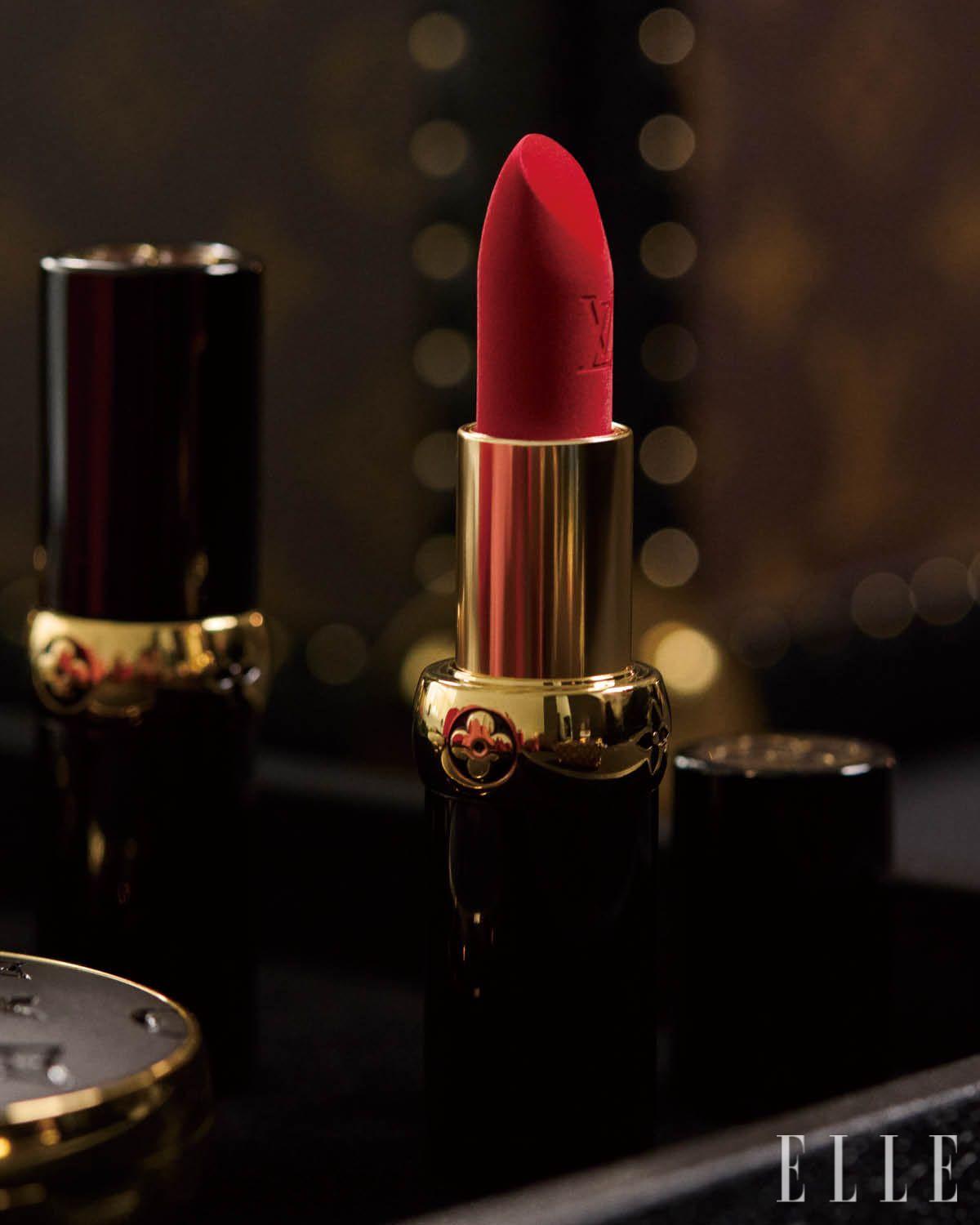 루이 비통의 선구적 비전과 독보적 장인 정신이 완벽히 구현된 LV 루즈 매트 립스틱. 