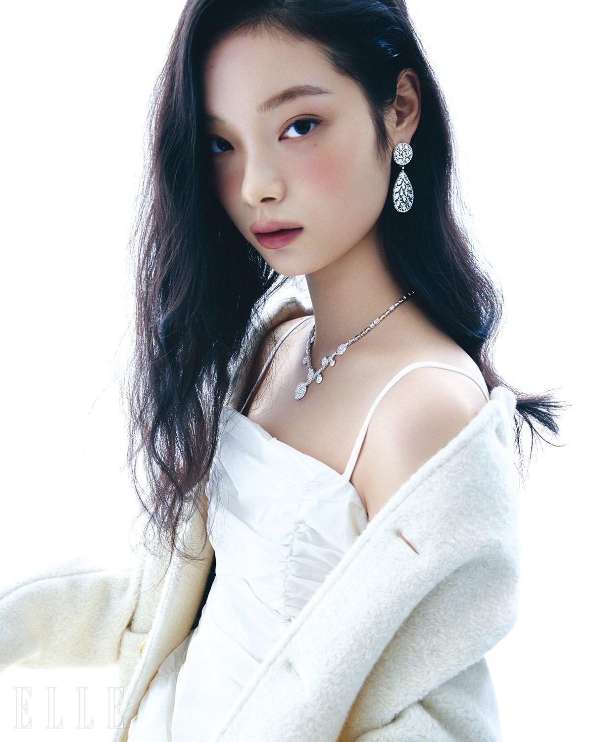 재킷은 가격 미정, Loro Piana. 슬리브리스 뷔스티에는 33만5천원, Recto.