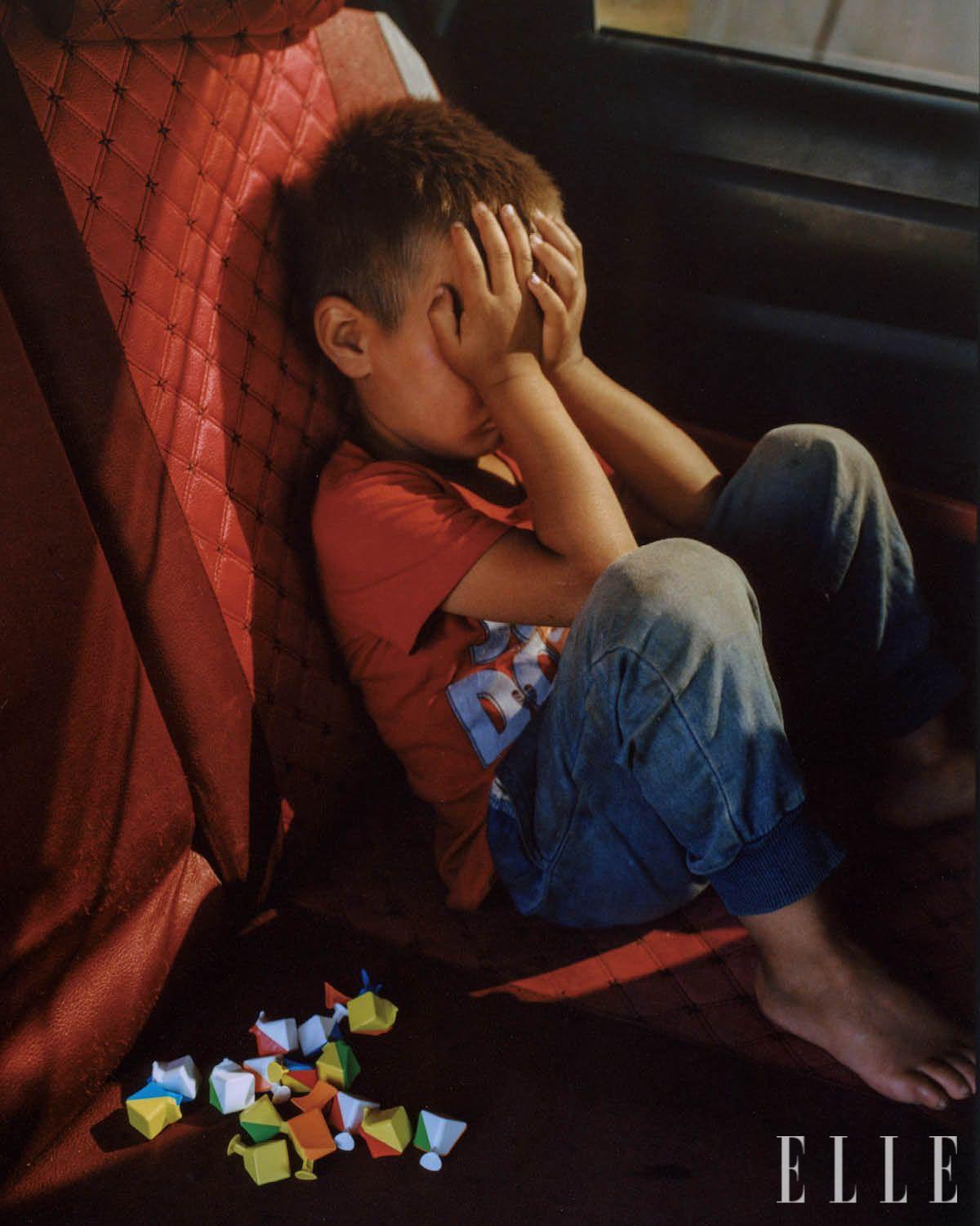 게르 지역으로 돌아가는 차. 망가진 장난감을 보며 화가 난 아욘볼드. 