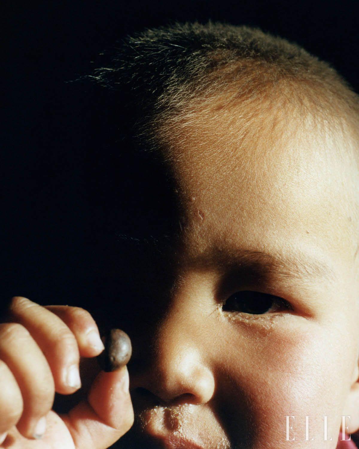 게르 안에서 열매를 주워 하태민에게 보여주던 아욘볼드. 책 표지의 ‘열매를 들고 있는 손’ 모티프가 된 사진 중 하나.