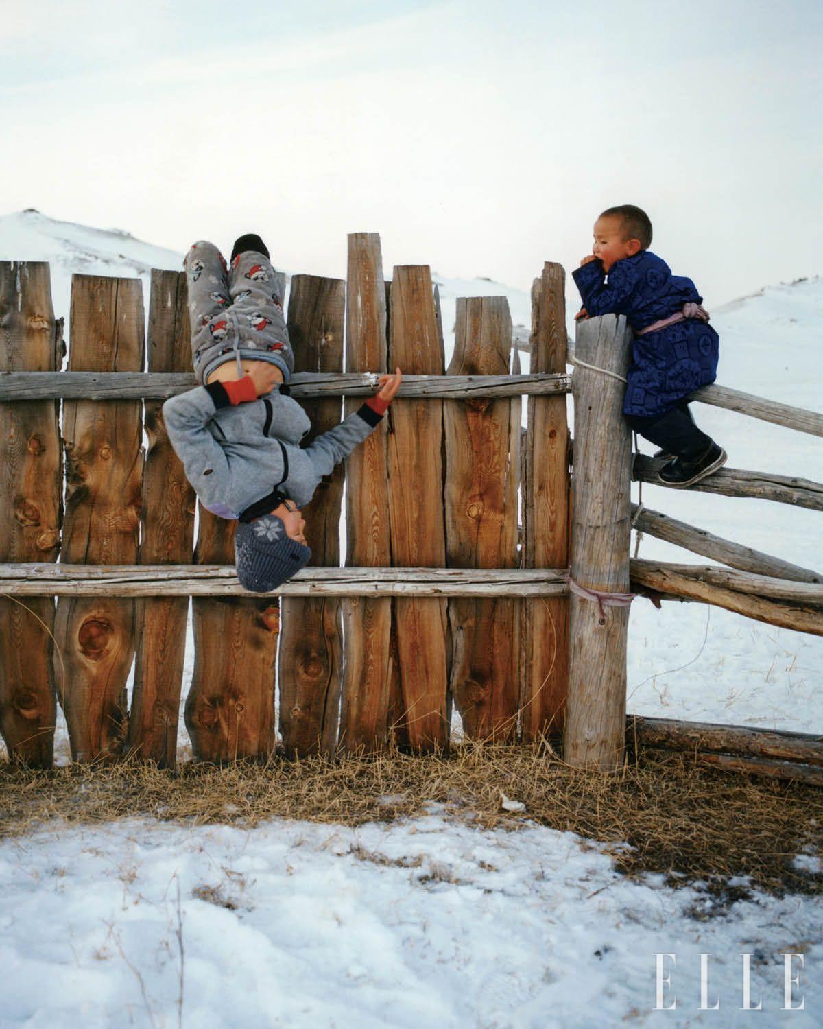 주말에 게르에서 노는 형제 투시그 (Tushig)와 아욘볼드. 