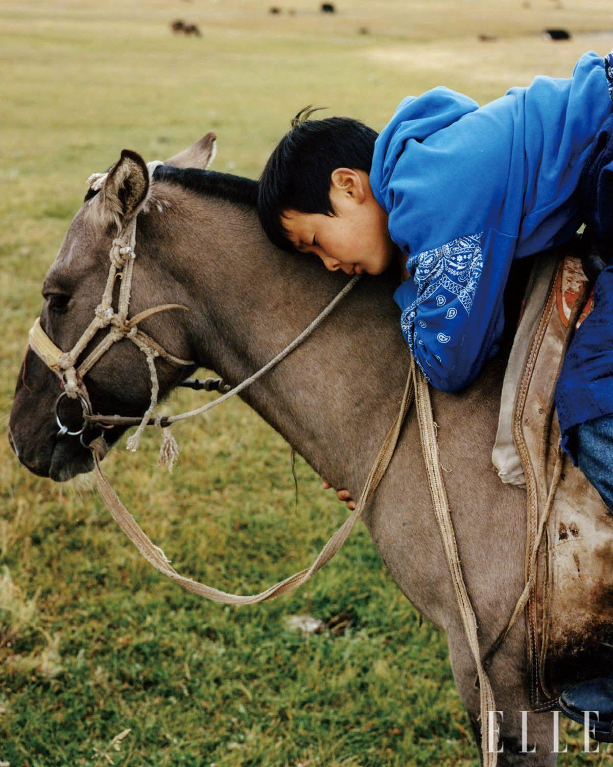 주말에 게르 지역에 오면 아이들은 각자의 말을 타고 동물을 모는 일을 돕는다. 염소 떼를 옮긴 후, 말에서 내리기 전 투시그의 모습. 