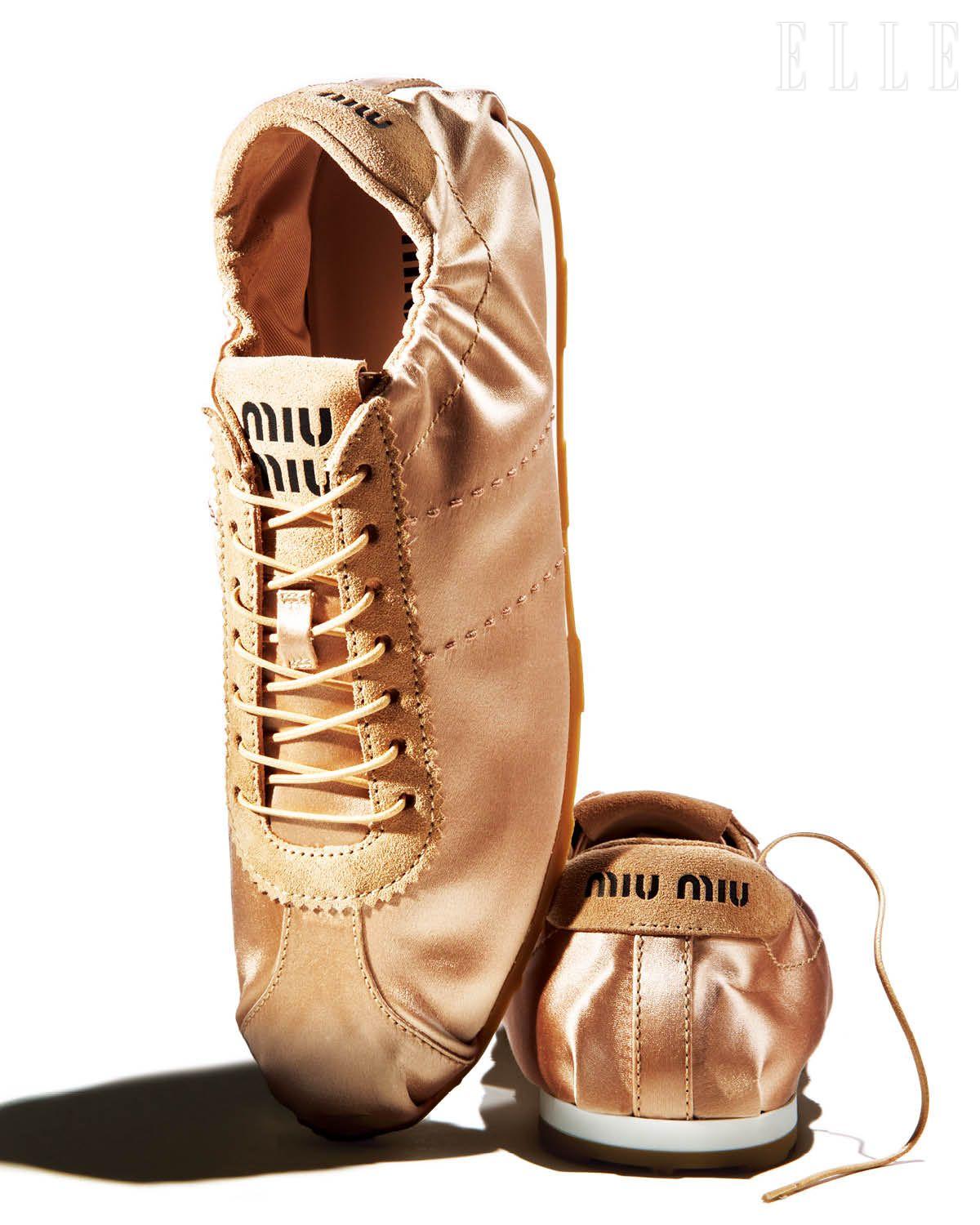 새틴과 핑크 컬러로 사랑스러움을 배가한 플룸 새틴 스니커즈는가격 미정, Miu miu.