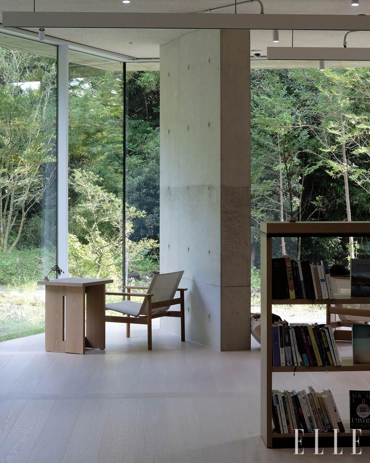 오랜 시간 편안함을 선사하기 위해 스카게락 펠라구스 라운지체어를 두었다. 