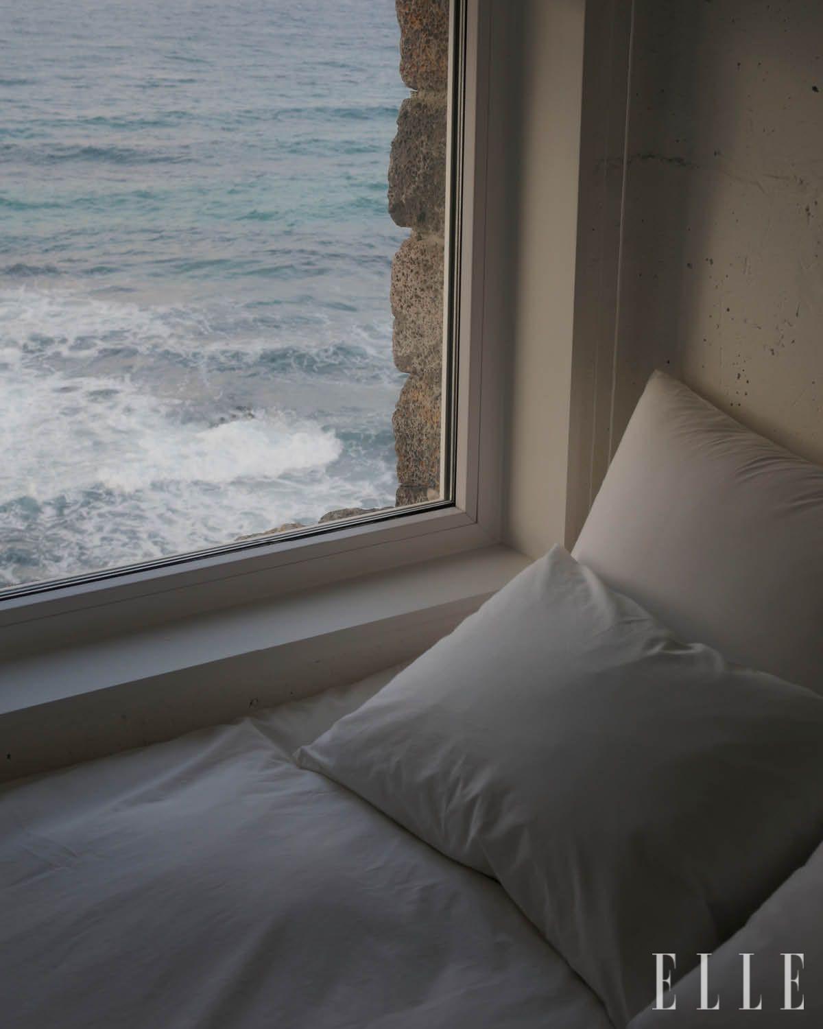 모든 객실은 제주 바다 풍경을 정면으로 바라볼 수 있는 것이 특징. 